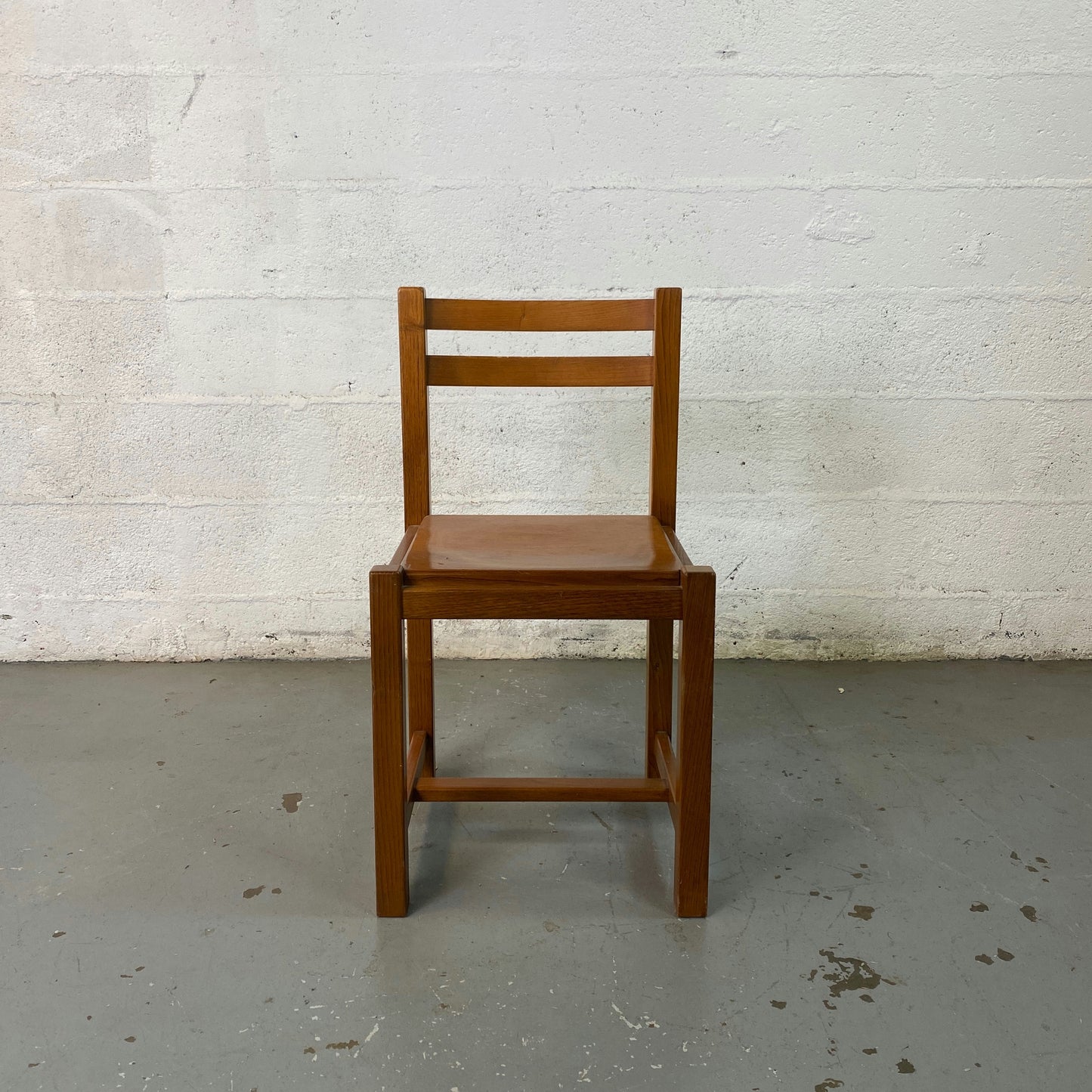 Chaise en bois massif design moderniste/brutaliste, années 70