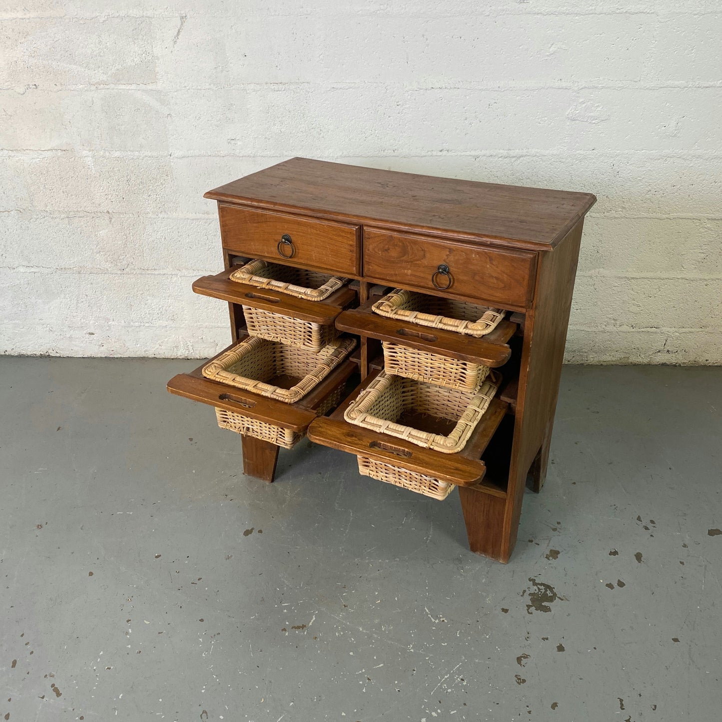 Commode bois exotique avec paniers osier