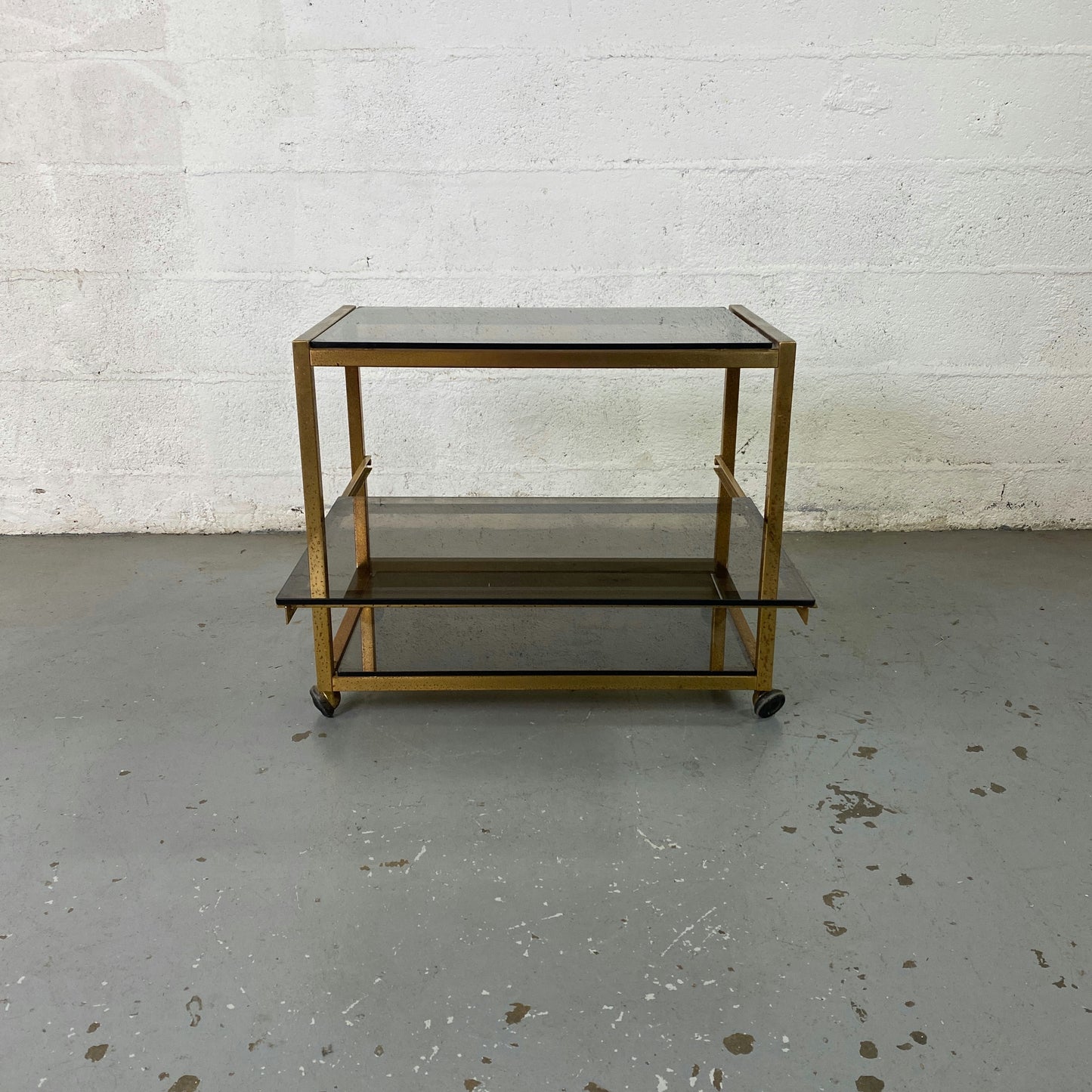 Étagère à roulettes et plateaux en verre