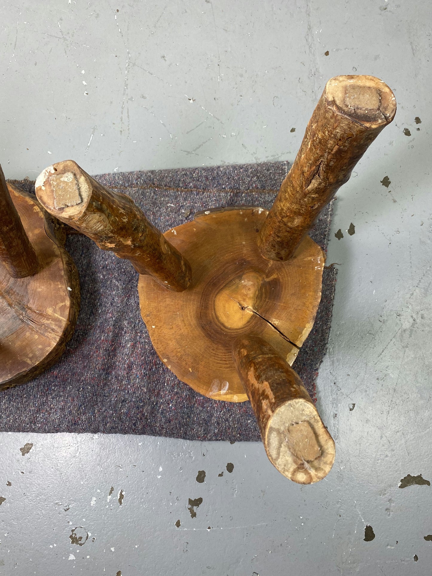 Paire de tabouret tripode en bois brut
