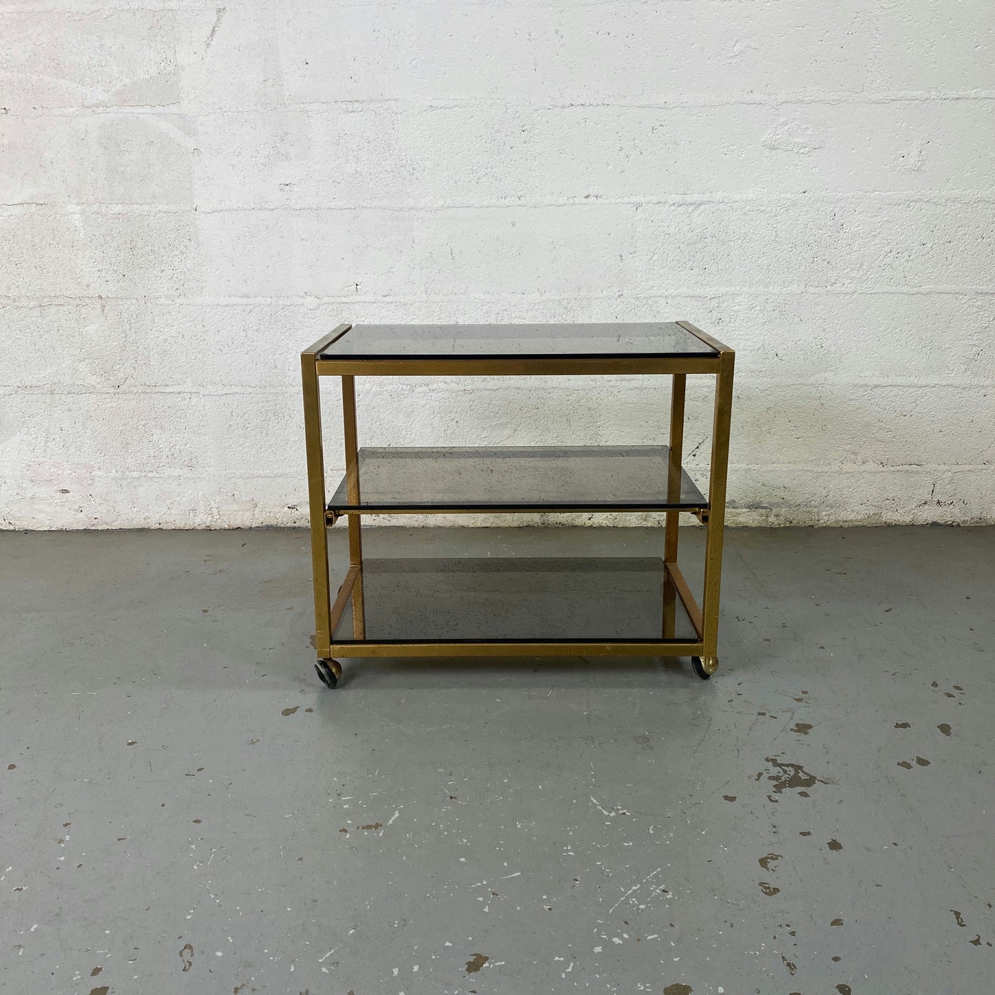 Étagère à roulettes et plateaux en verre