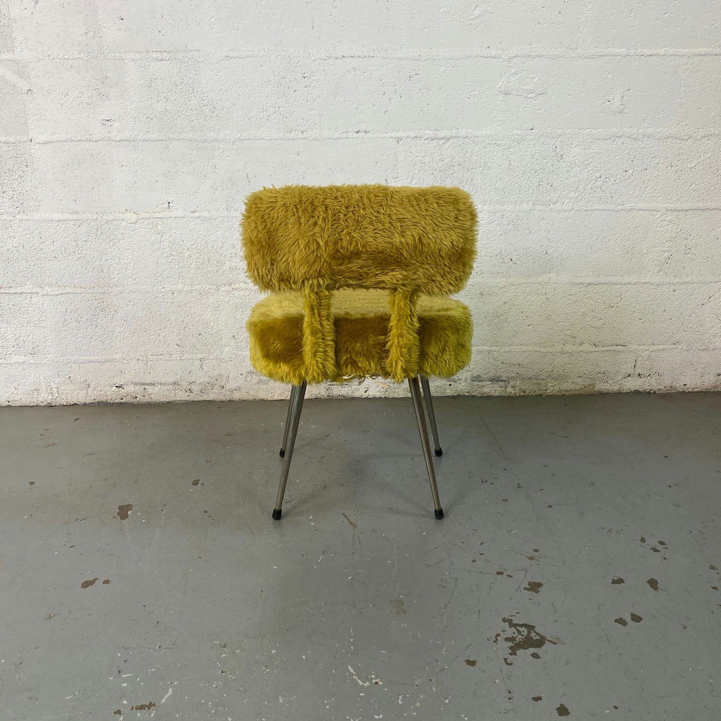 Chaise fourrure doré