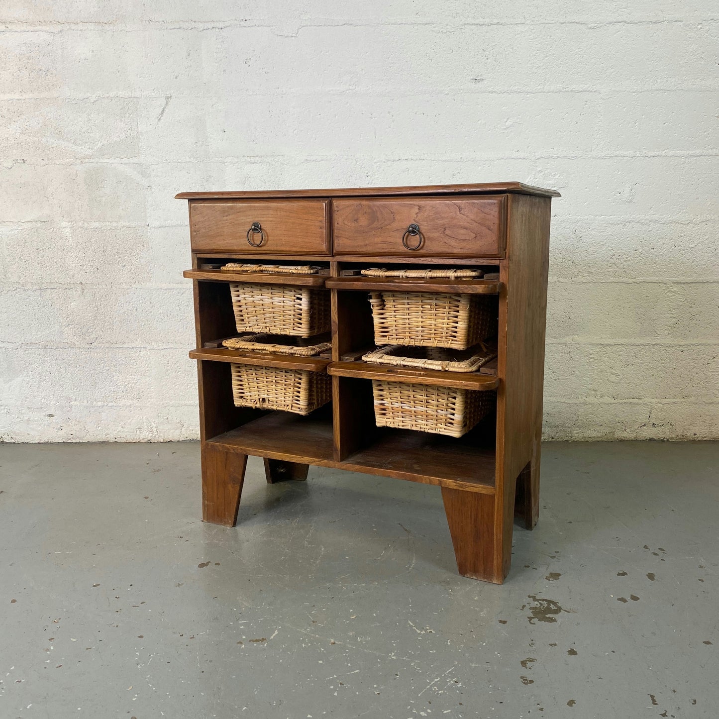 Commode bois exotique avec paniers osier