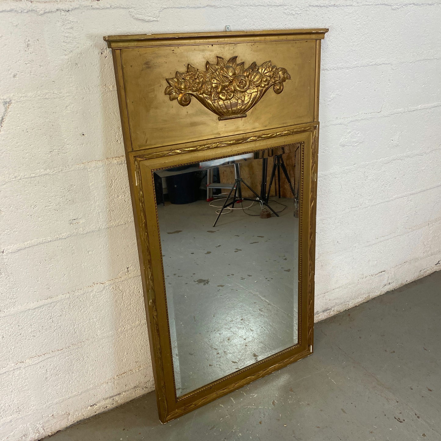 Grand miroir trumeau biseauté doré