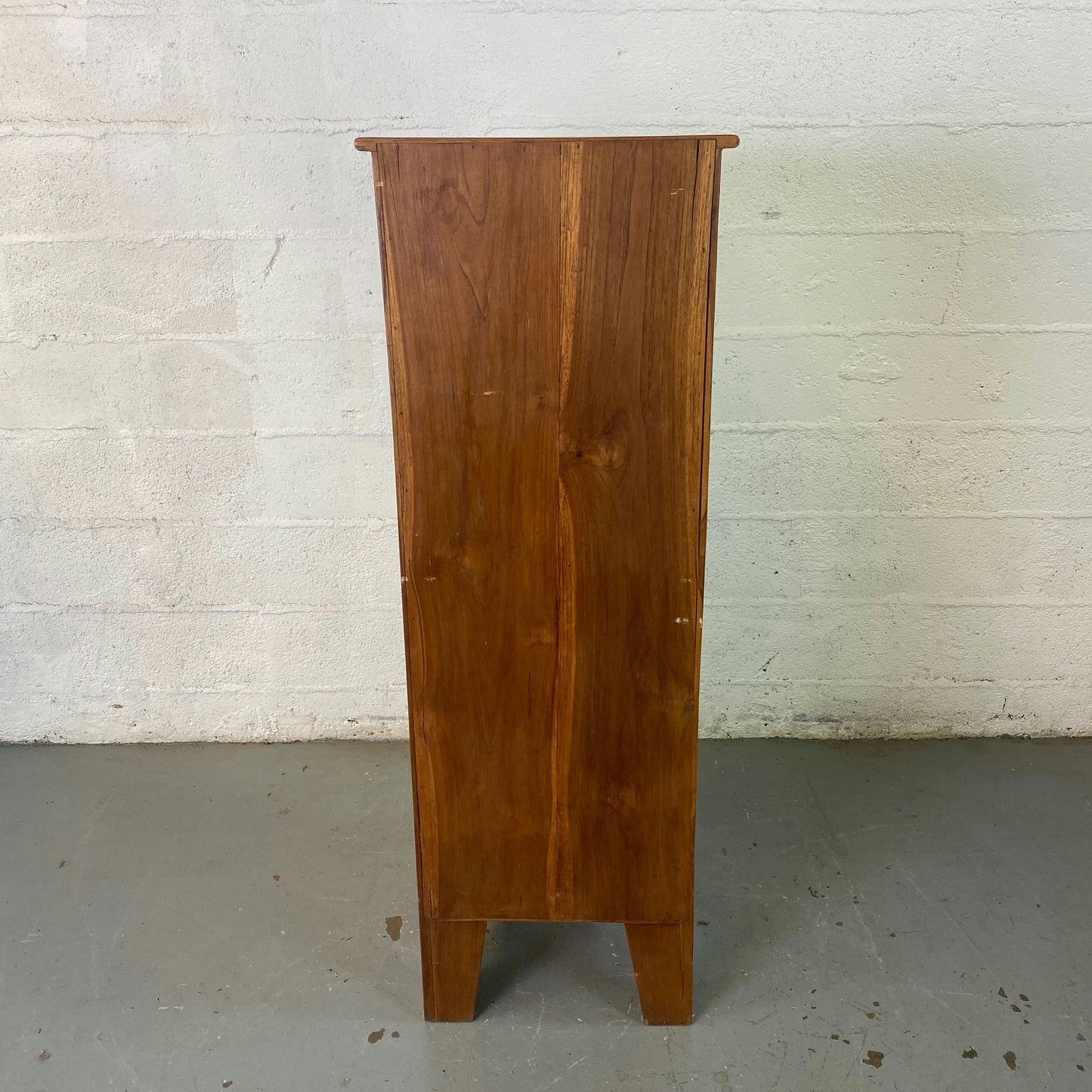 Chiffonnier en bois avec panier