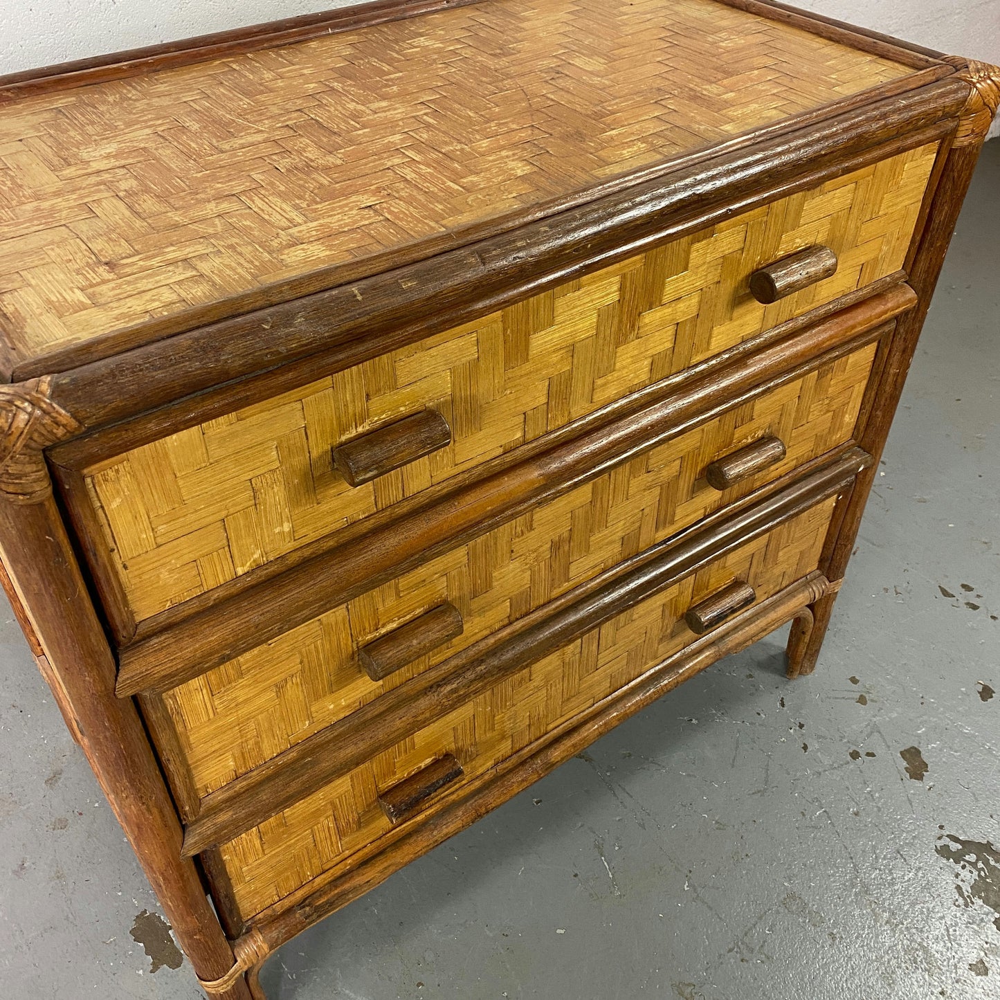Commode en bois et rotin