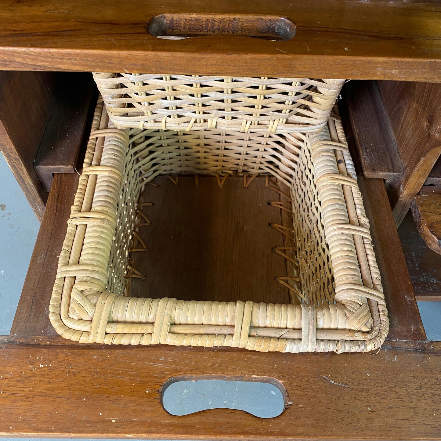 Commode bois exotique avec paniers osier