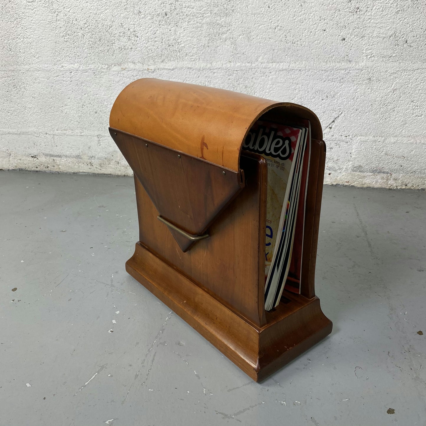 Porte revue en bois et cuir