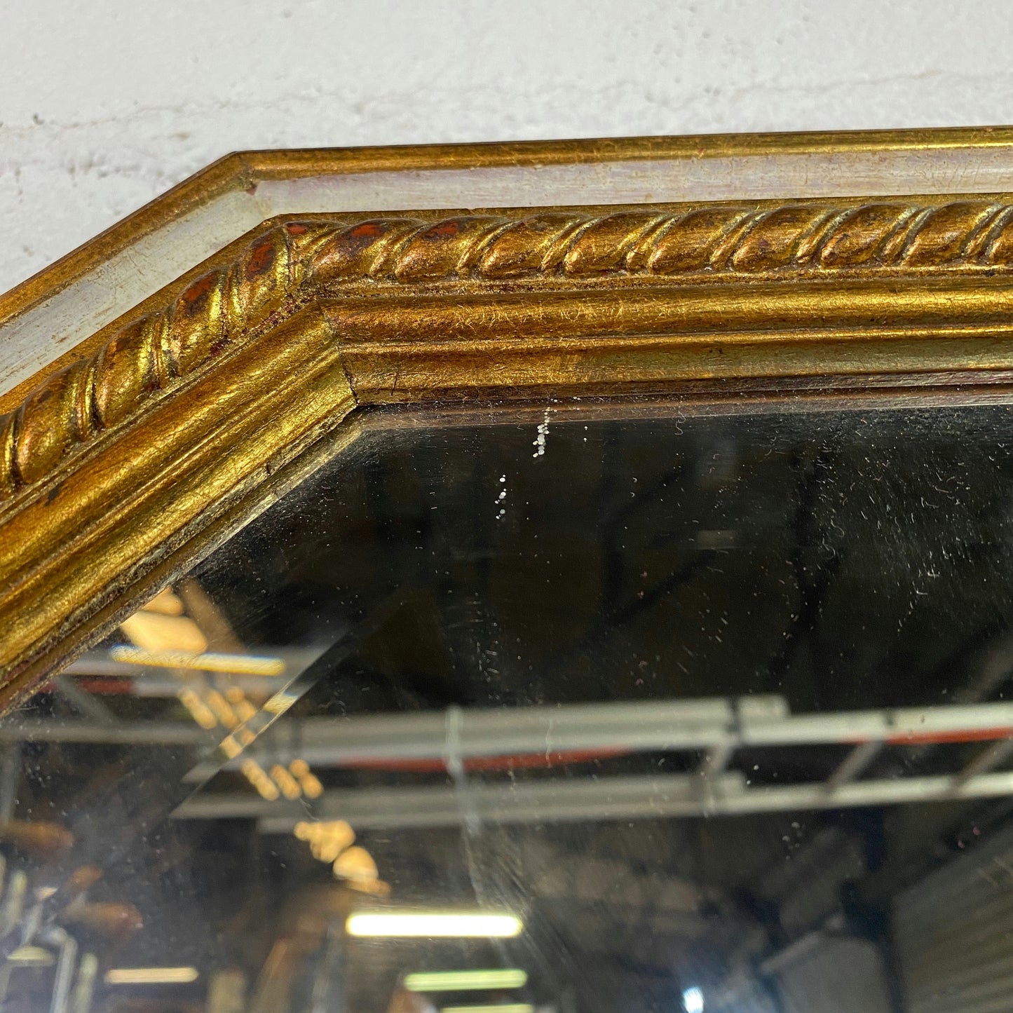 Miroir biseauté octogonale en bois mouluré peint