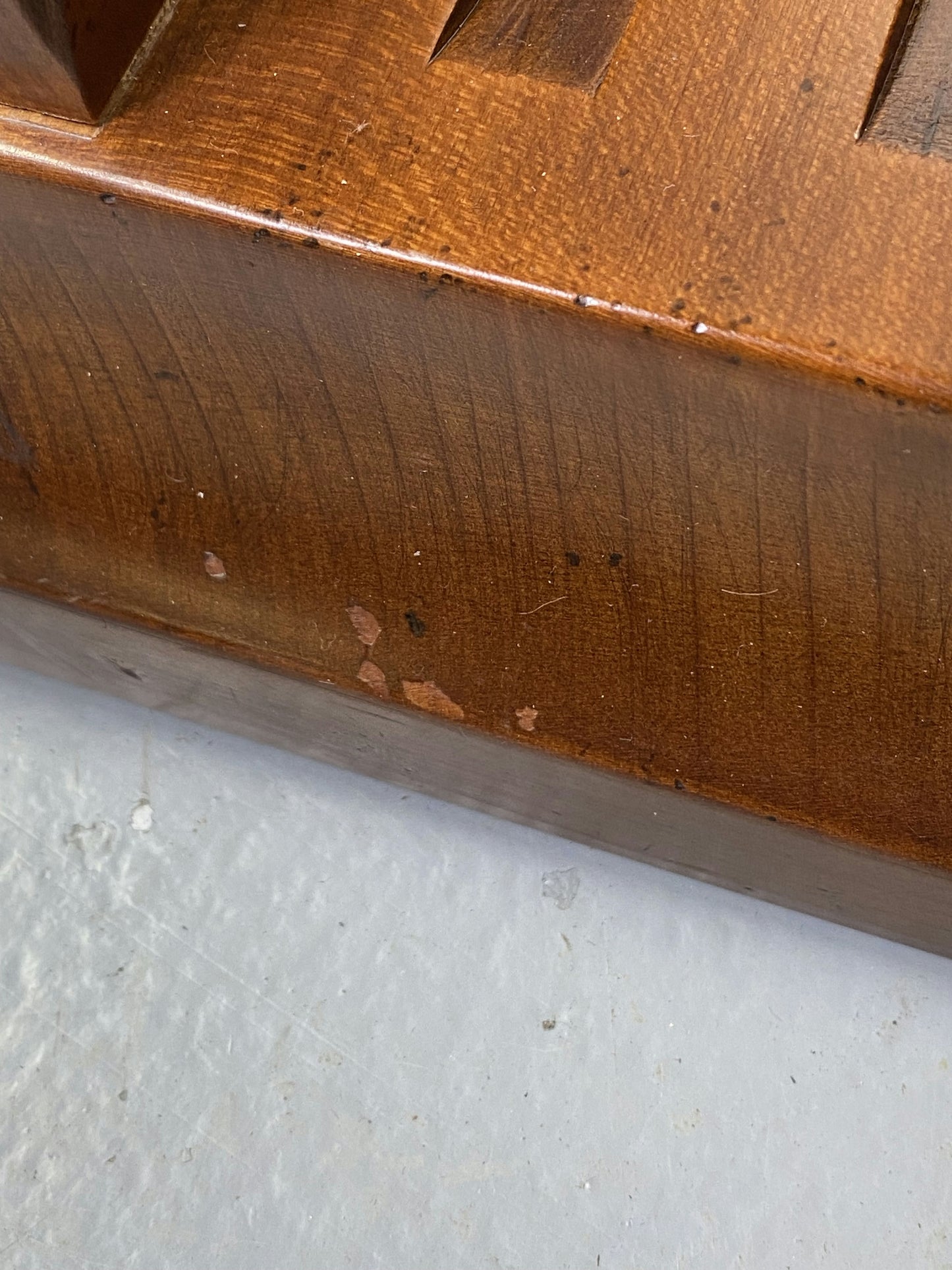 Porte revue en bois et cuir