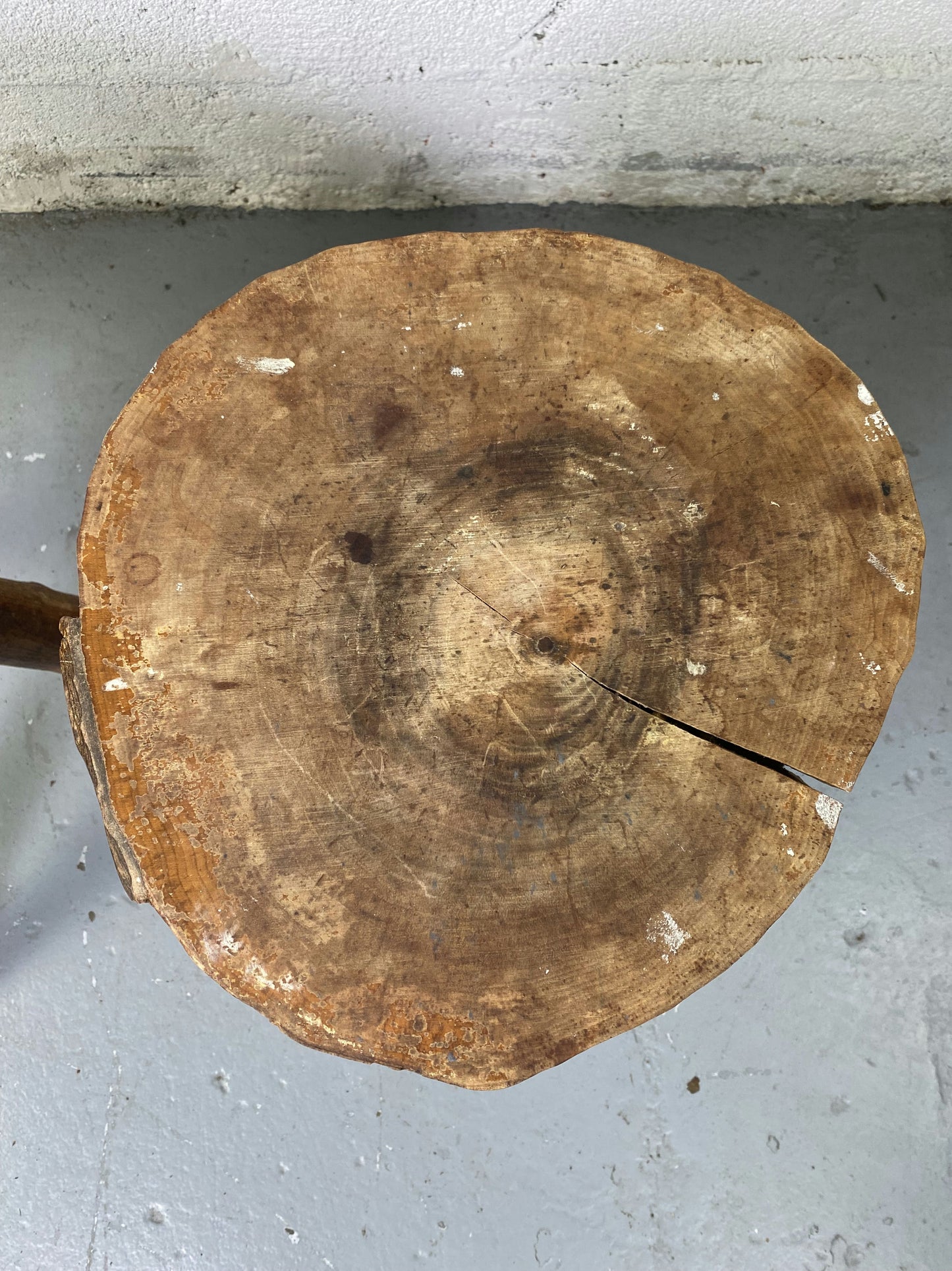 Paire de tabouret tripode en bois brut
