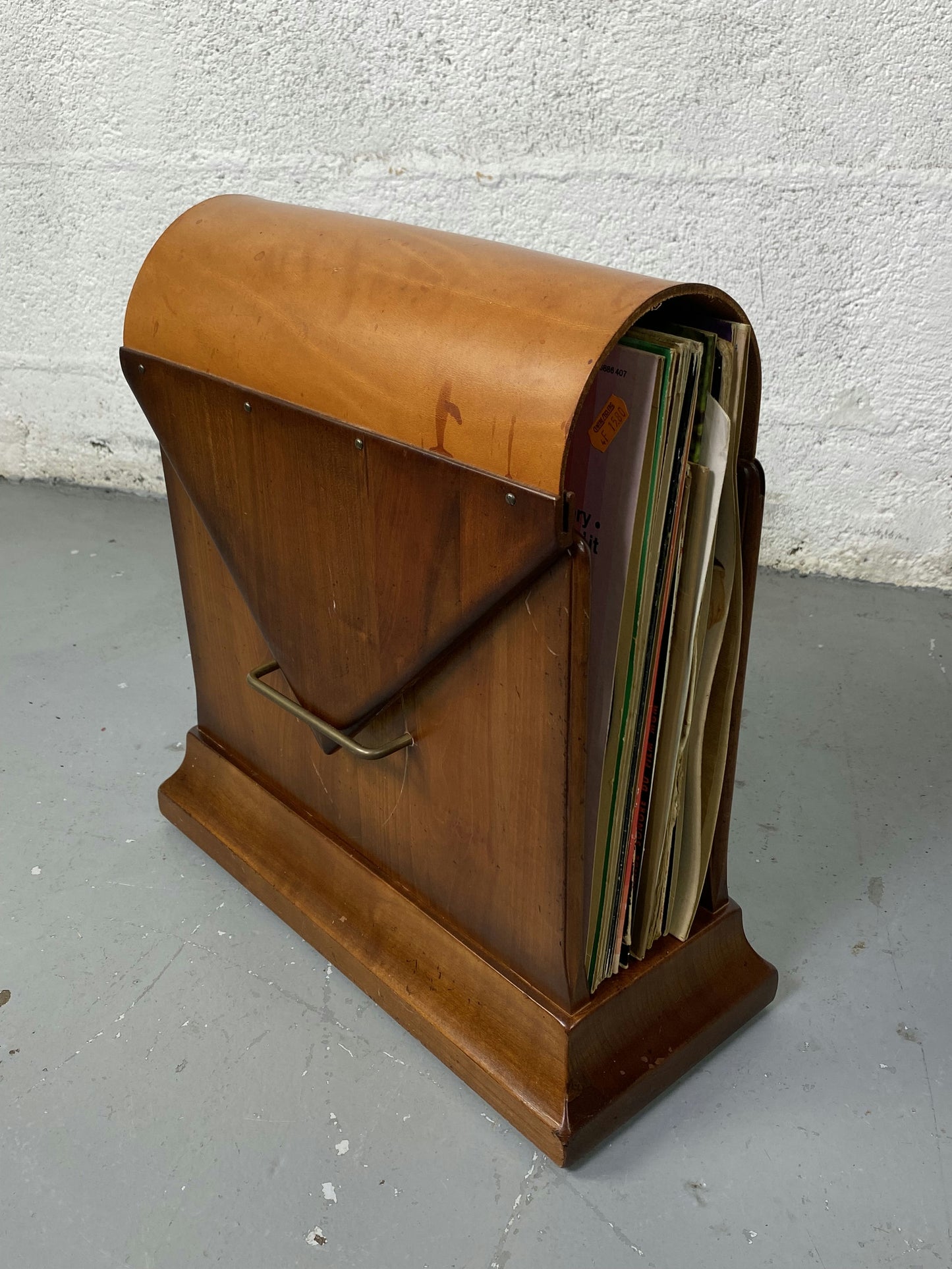 Porte revue en bois et cuir