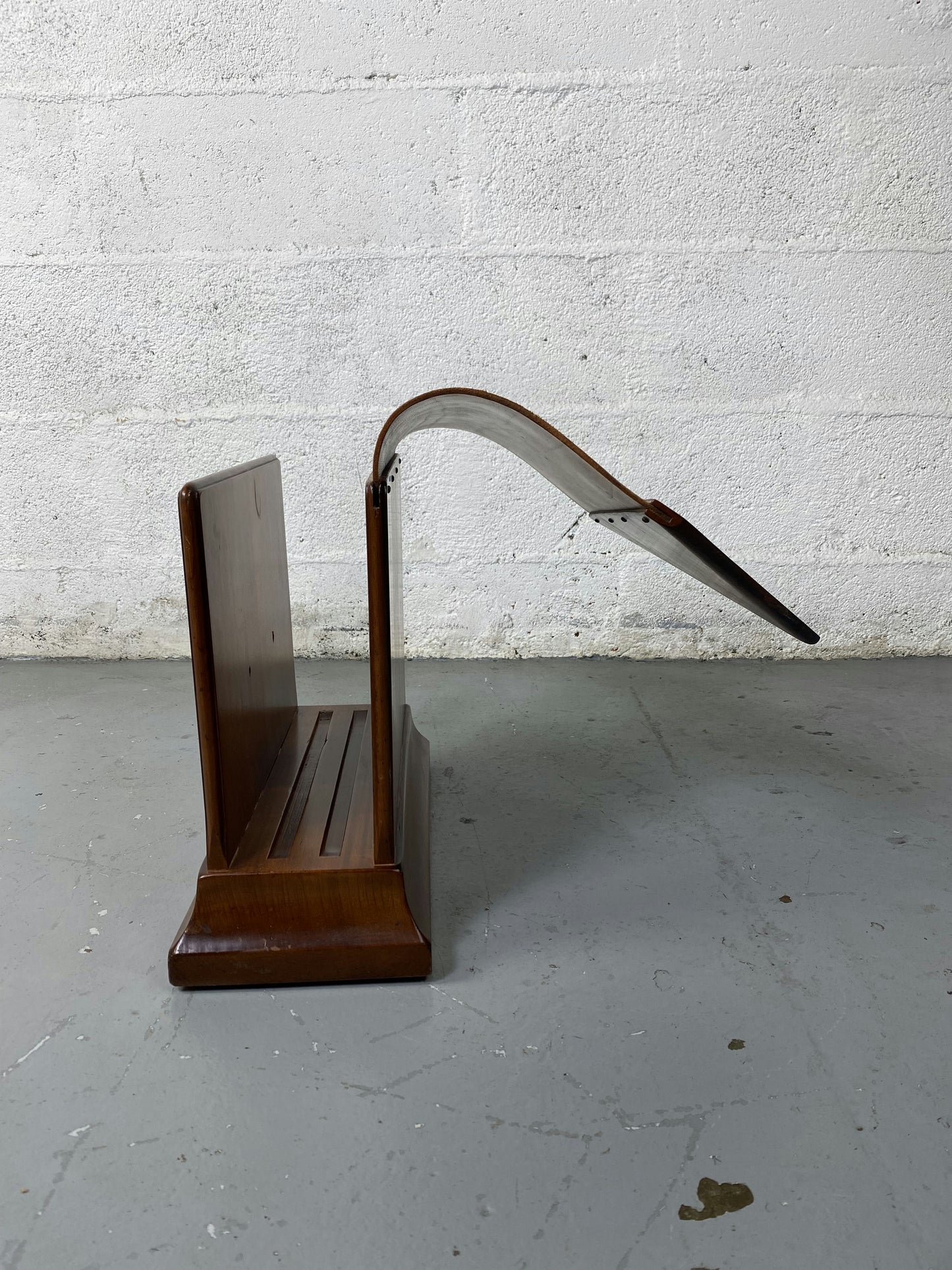 Porte revue en bois et cuir
