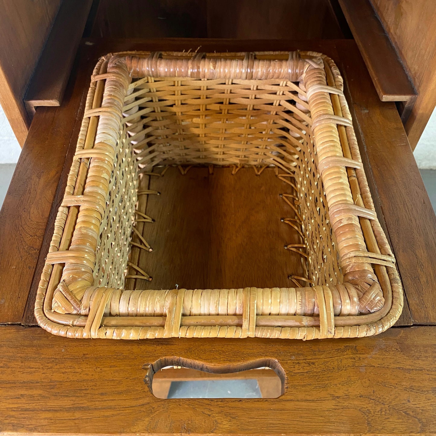 Chiffonnier en bois avec panier