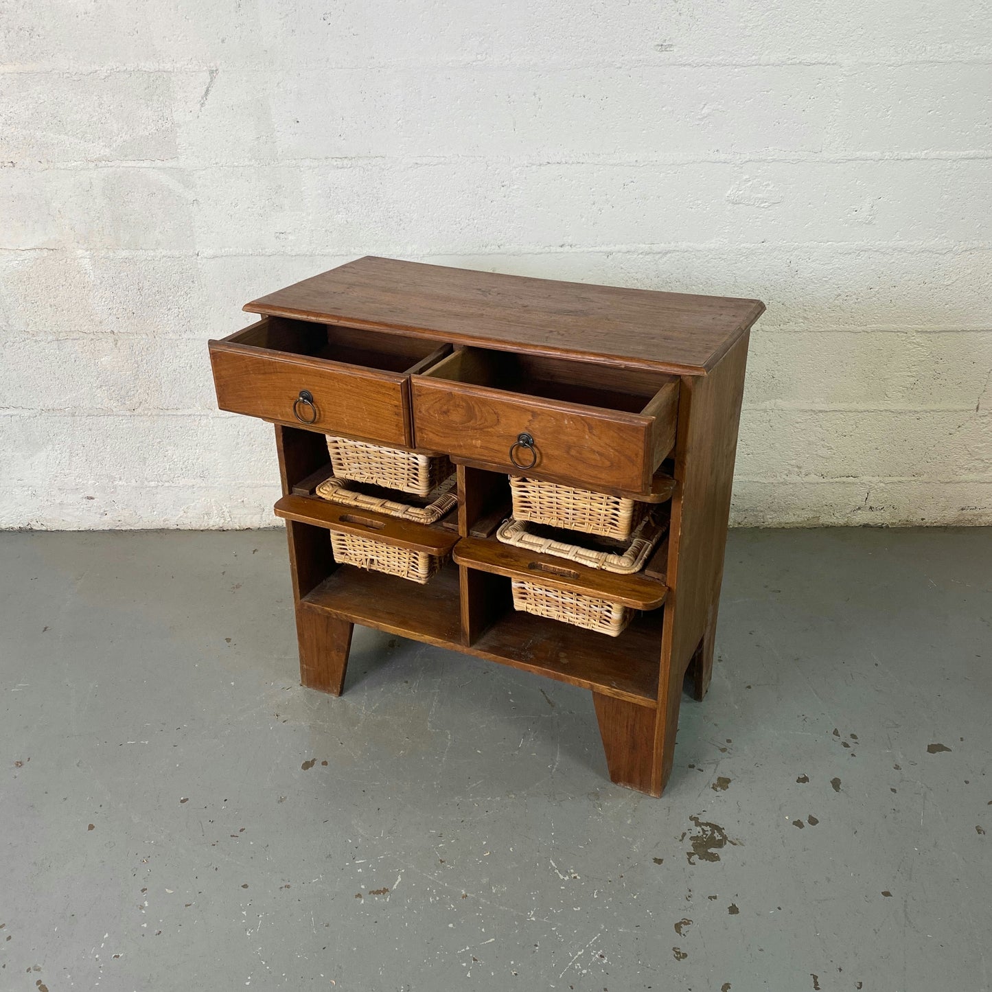 Commode bois exotique avec paniers osier