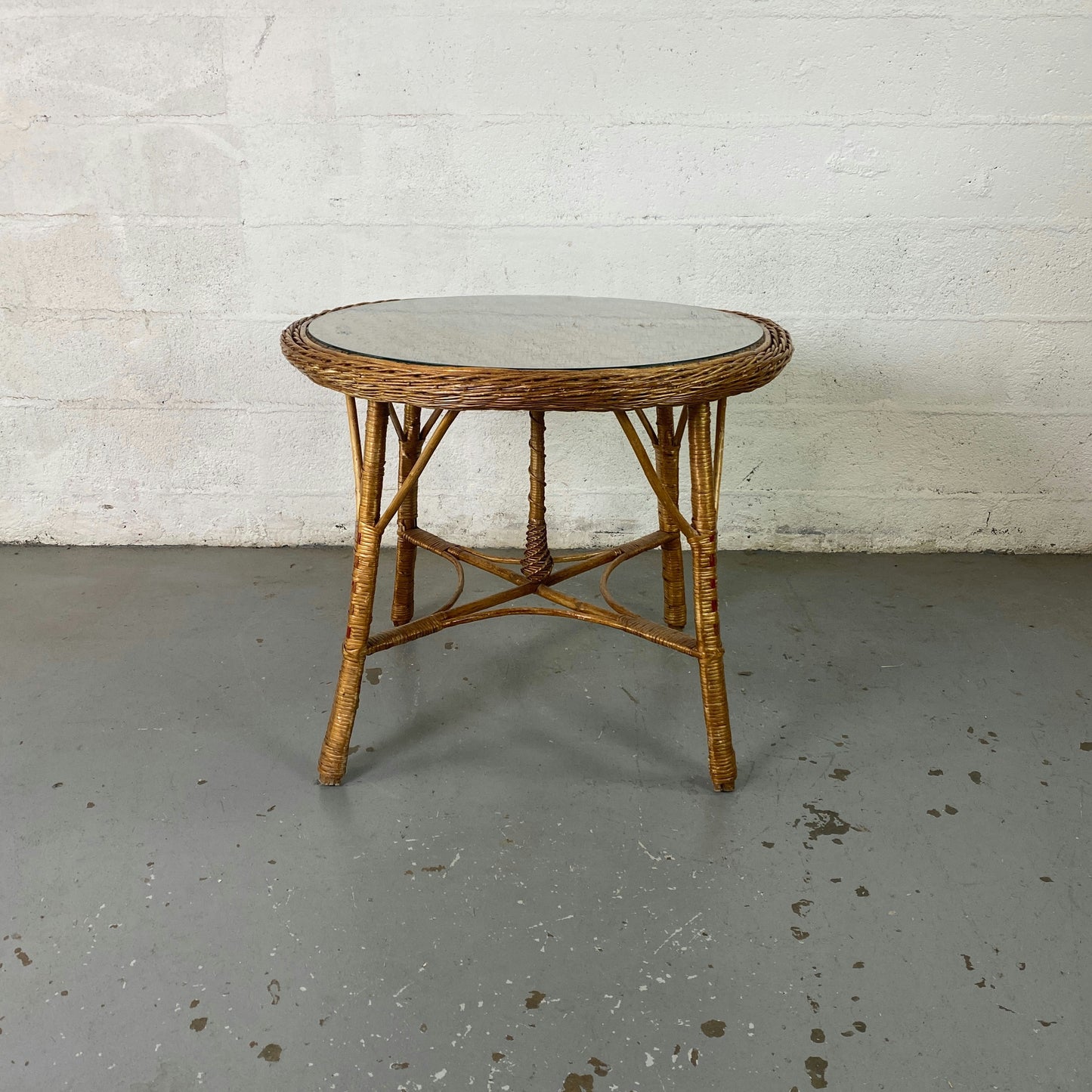 Table ronde en rotin tressé et plateau en verre