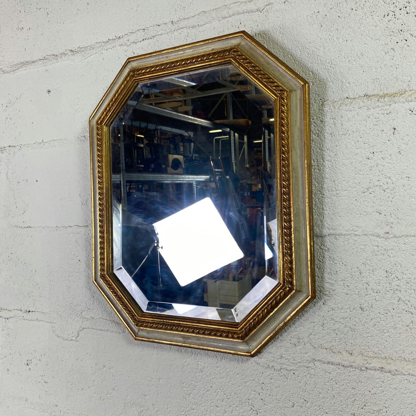 Miroir biseauté octogonale en bois mouluré peint