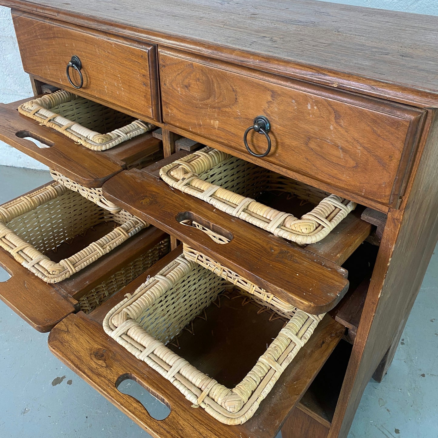 Commode bois exotique avec paniers osier