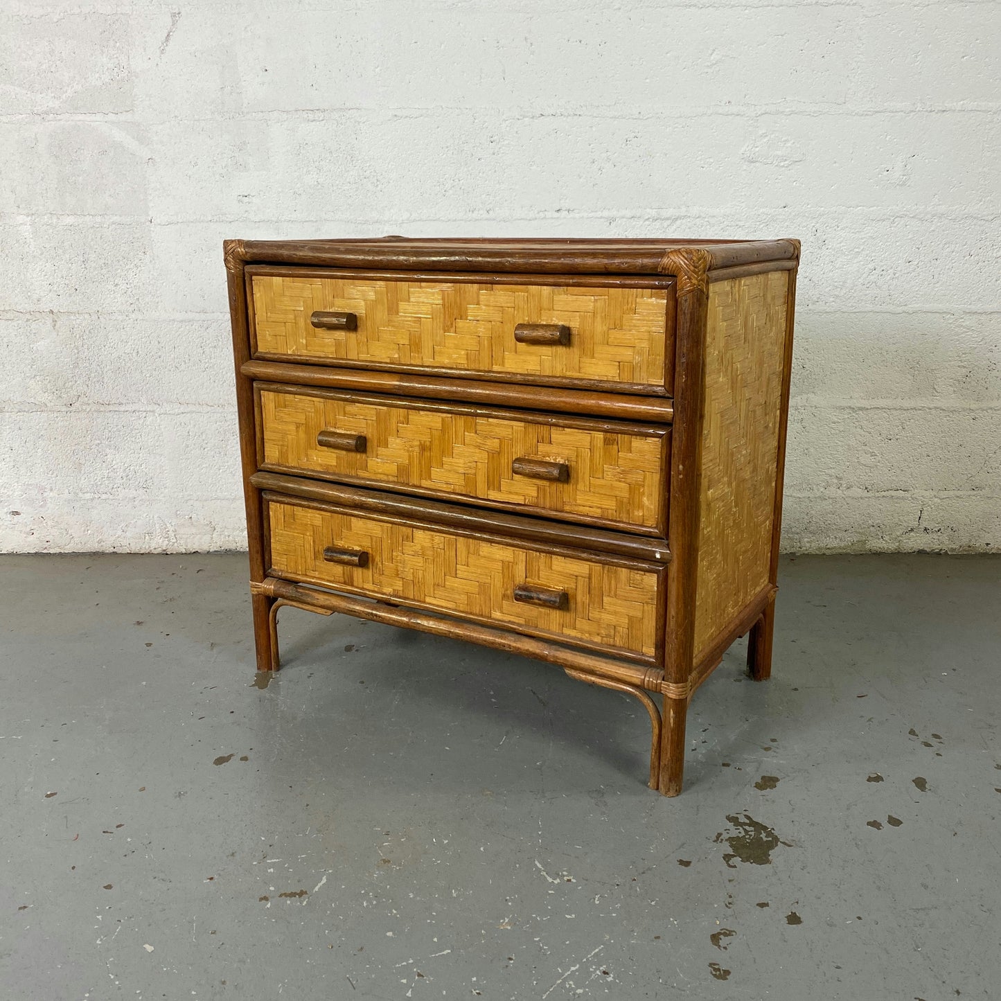 Commode en bois et rotin