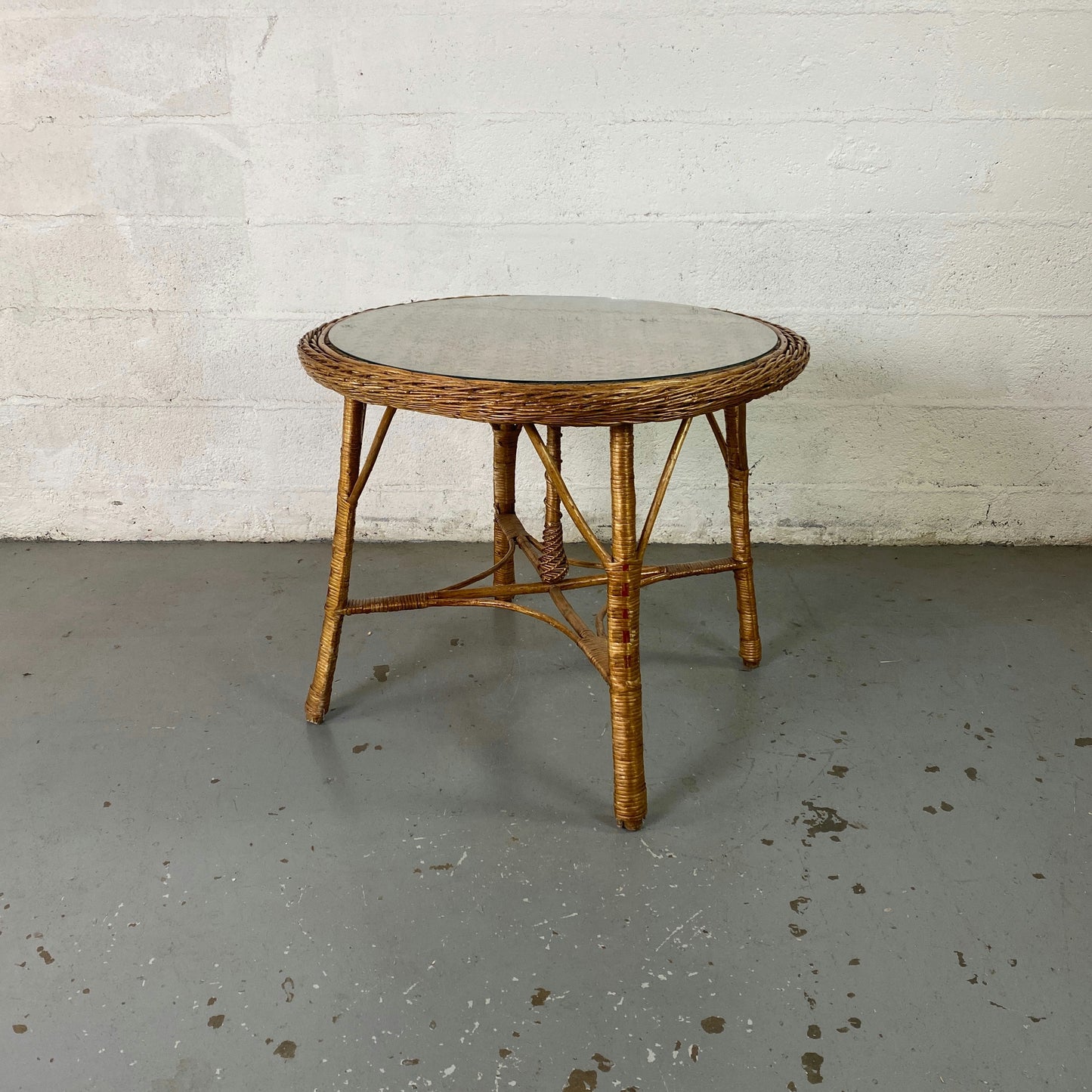 Table ronde en rotin tressé et plateau en verre