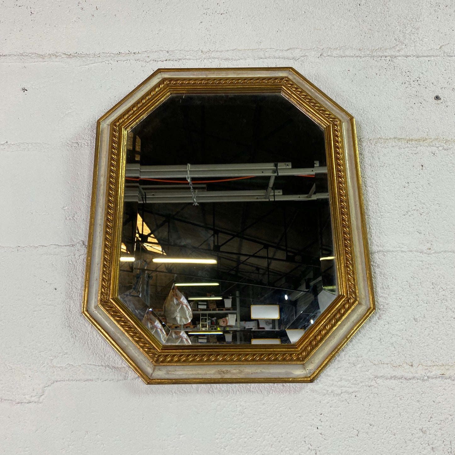Miroir biseauté octogonale en bois mouluré peint