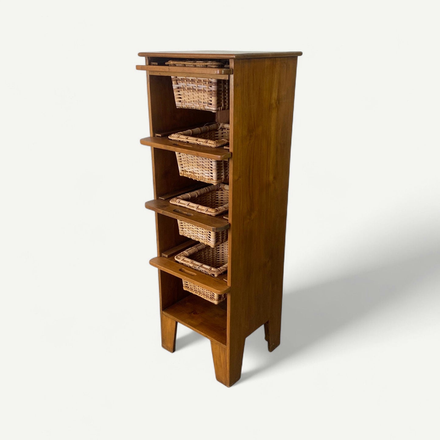 Chiffonnier en bois avec panier