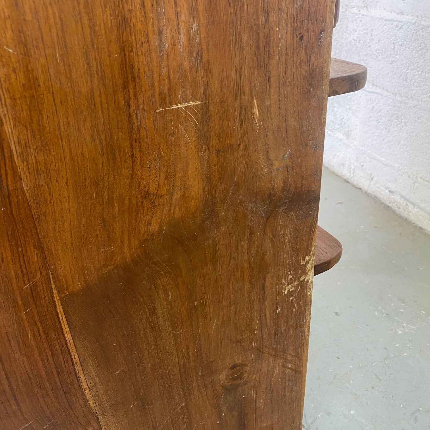 Commode bois exotique avec paniers osier