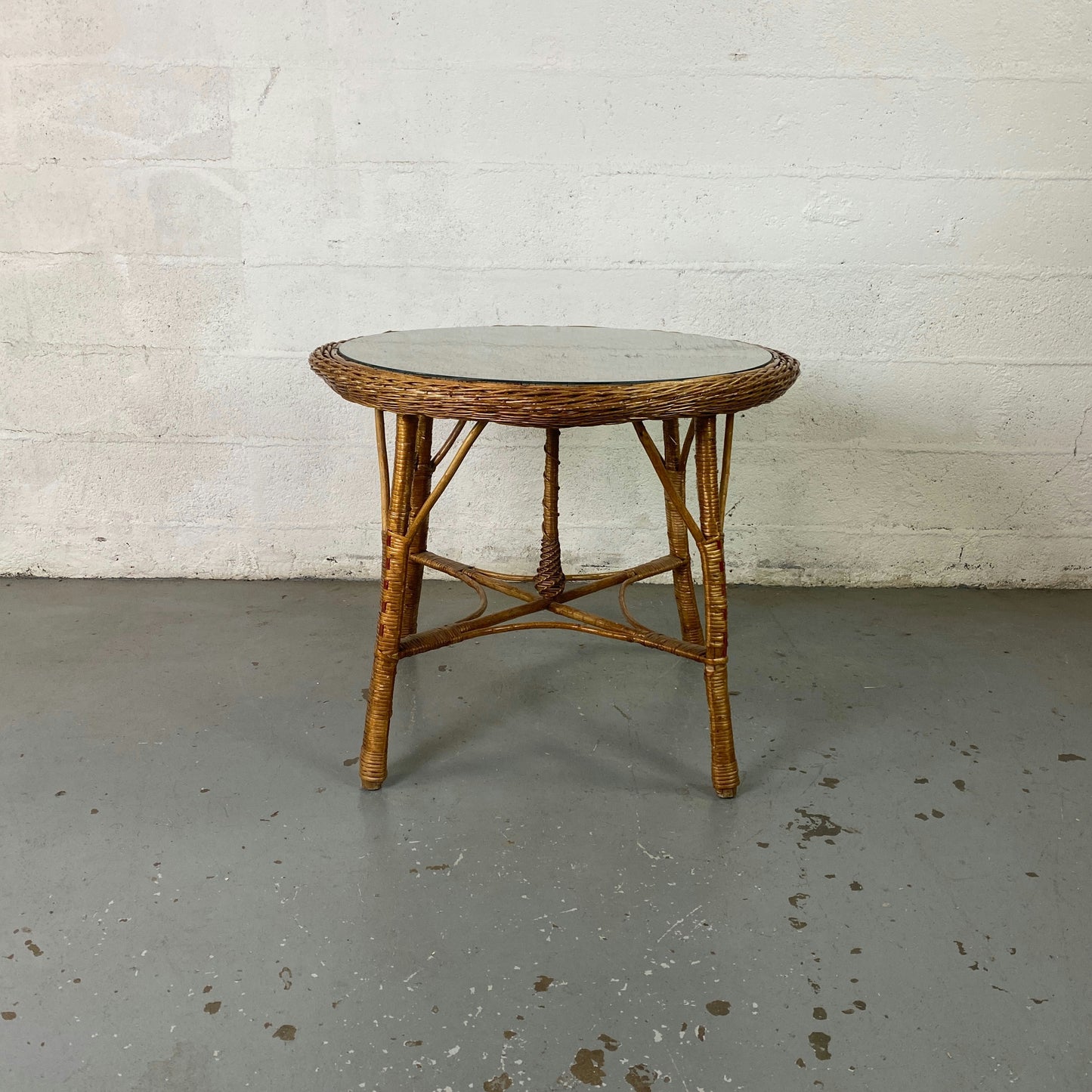 Table ronde en rotin tressé et plateau en verre