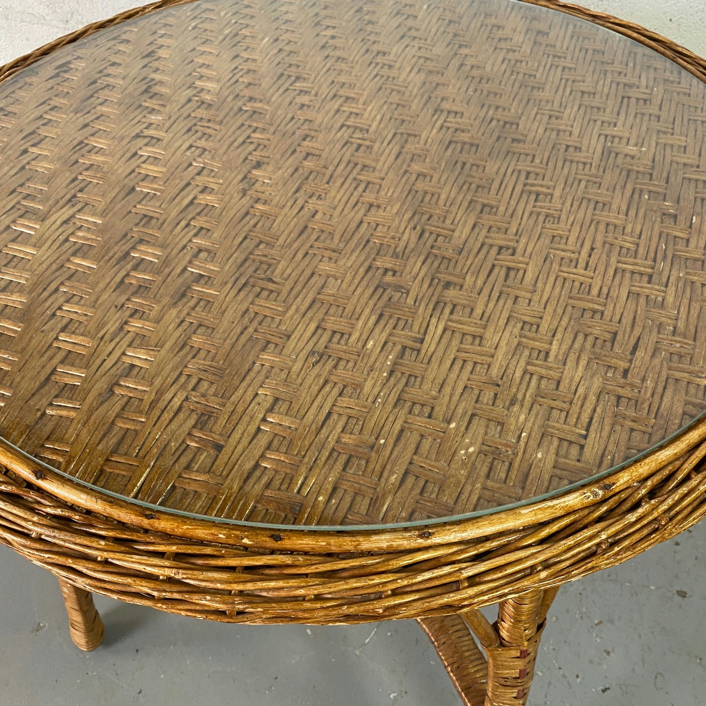 Table ronde en rotin tressé et plateau en verre