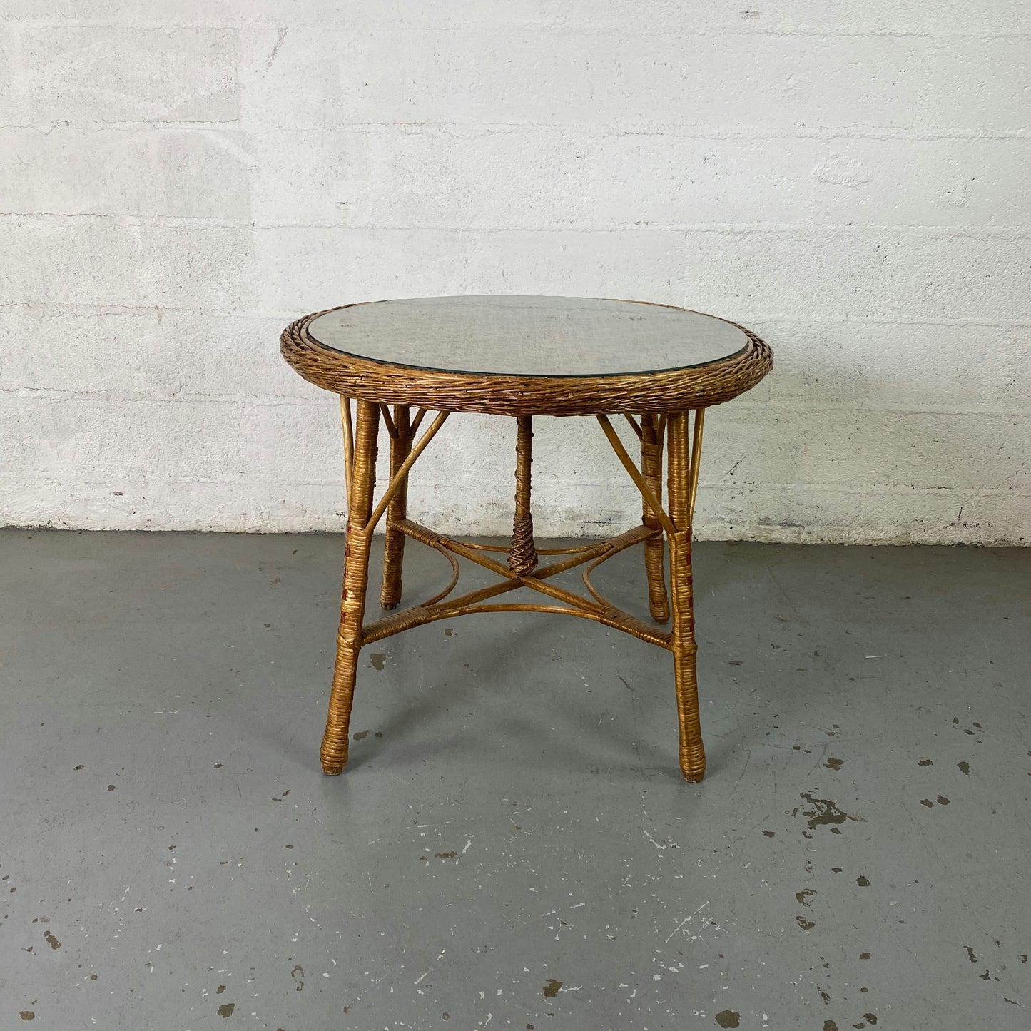 Table ronde en rotin tressé et plateau en verre