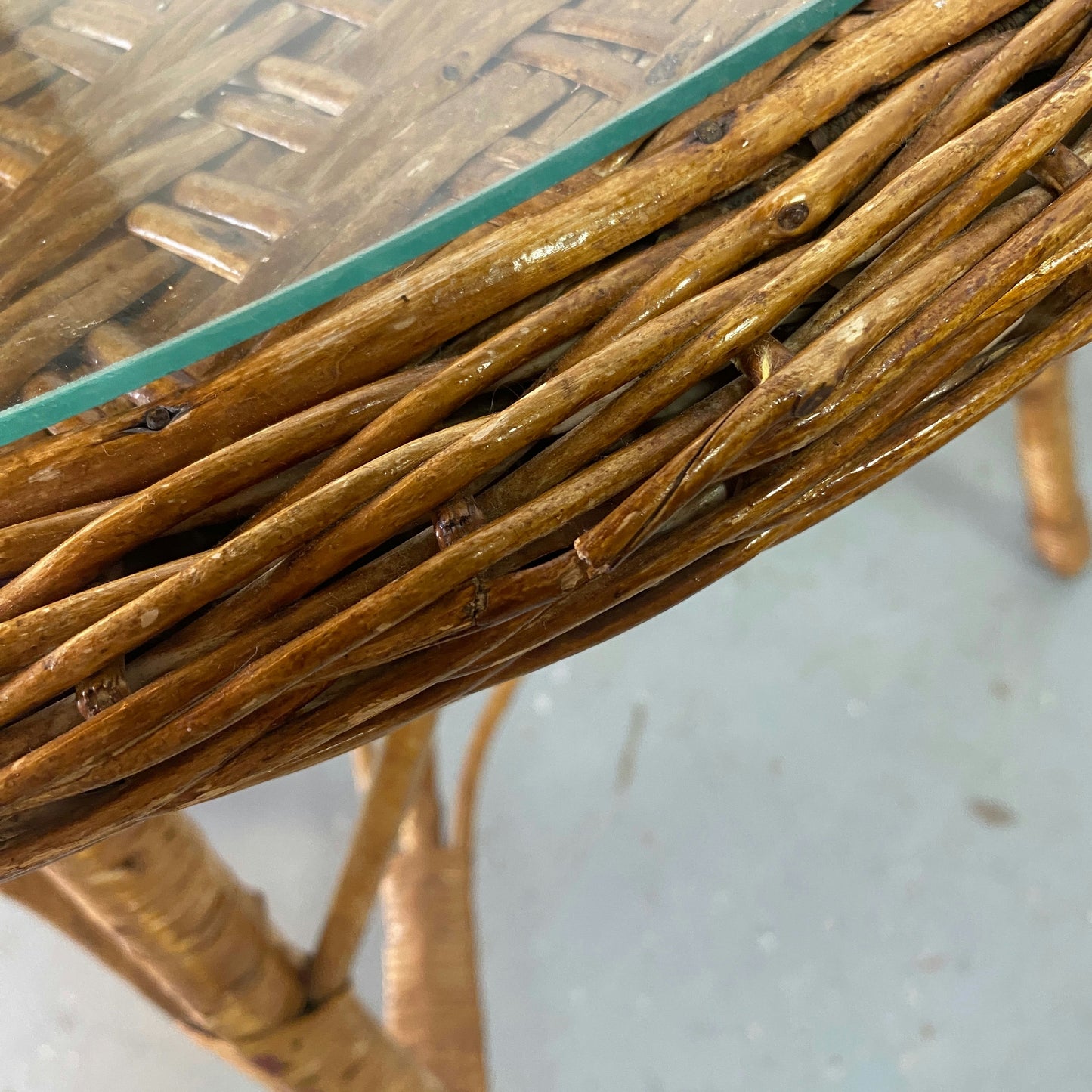 Table ronde en rotin tressé et plateau en verre