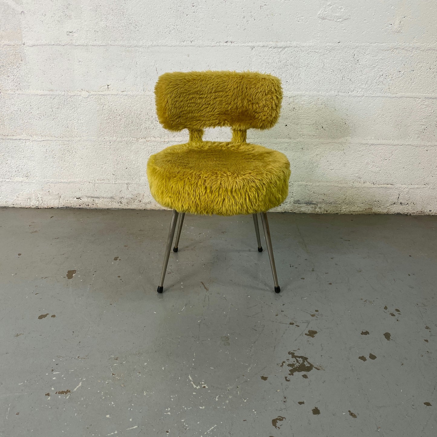 Chaise fourrure doré