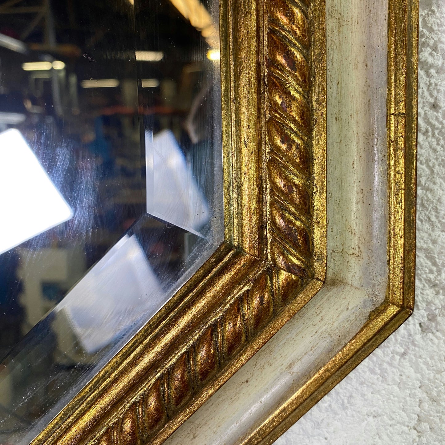 Miroir biseauté octogonale en bois mouluré peint