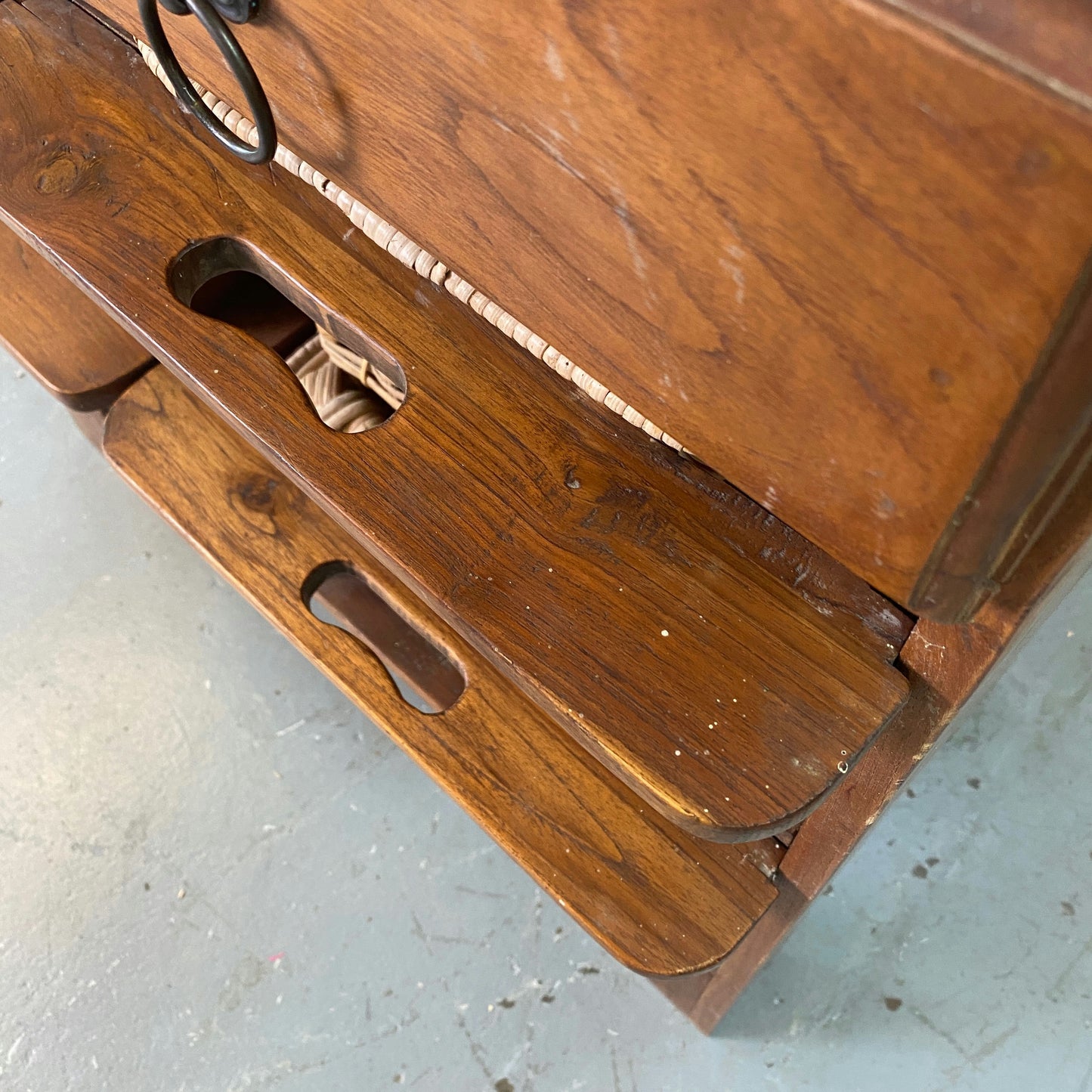 Commode bois exotique avec paniers osier