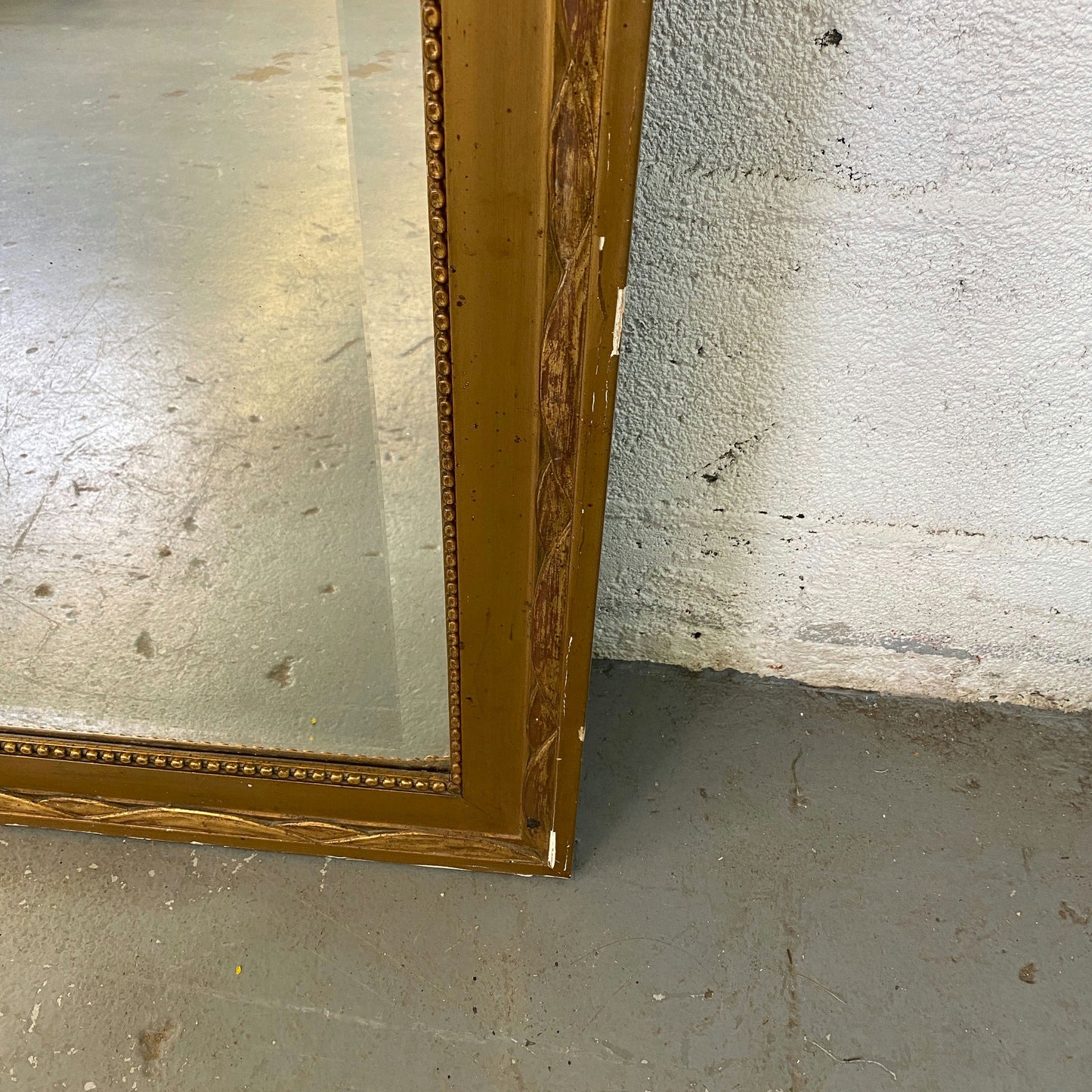 Grand miroir trumeau biseauté doré