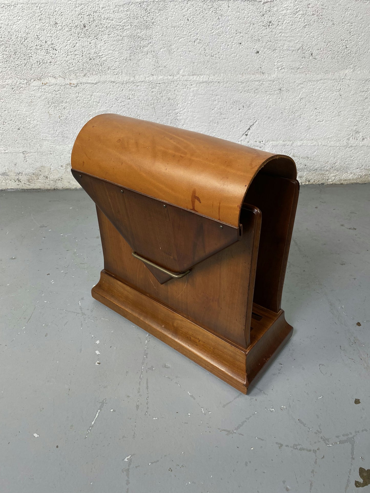 Porte revue en bois et cuir