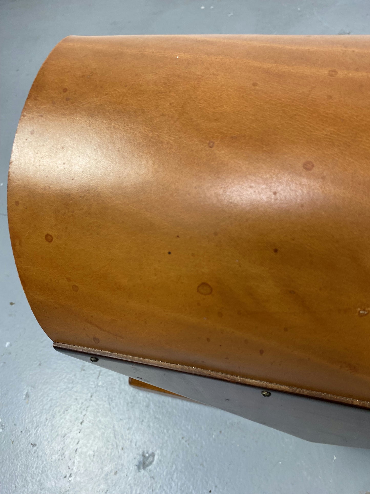 Porte revue en bois et cuir