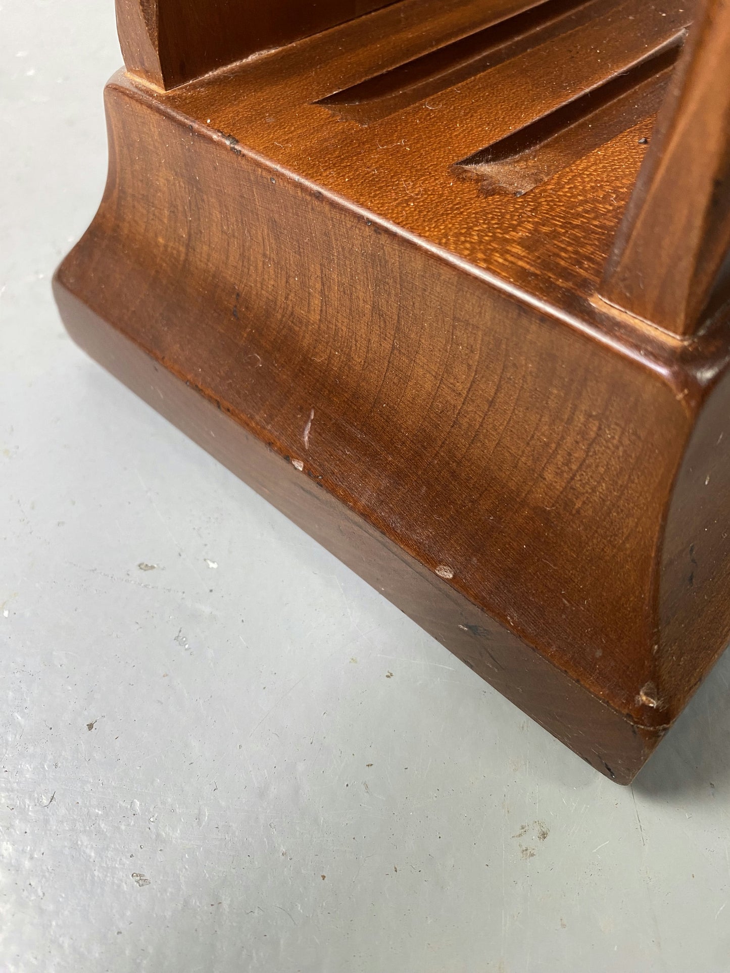 Porte revue en bois et cuir