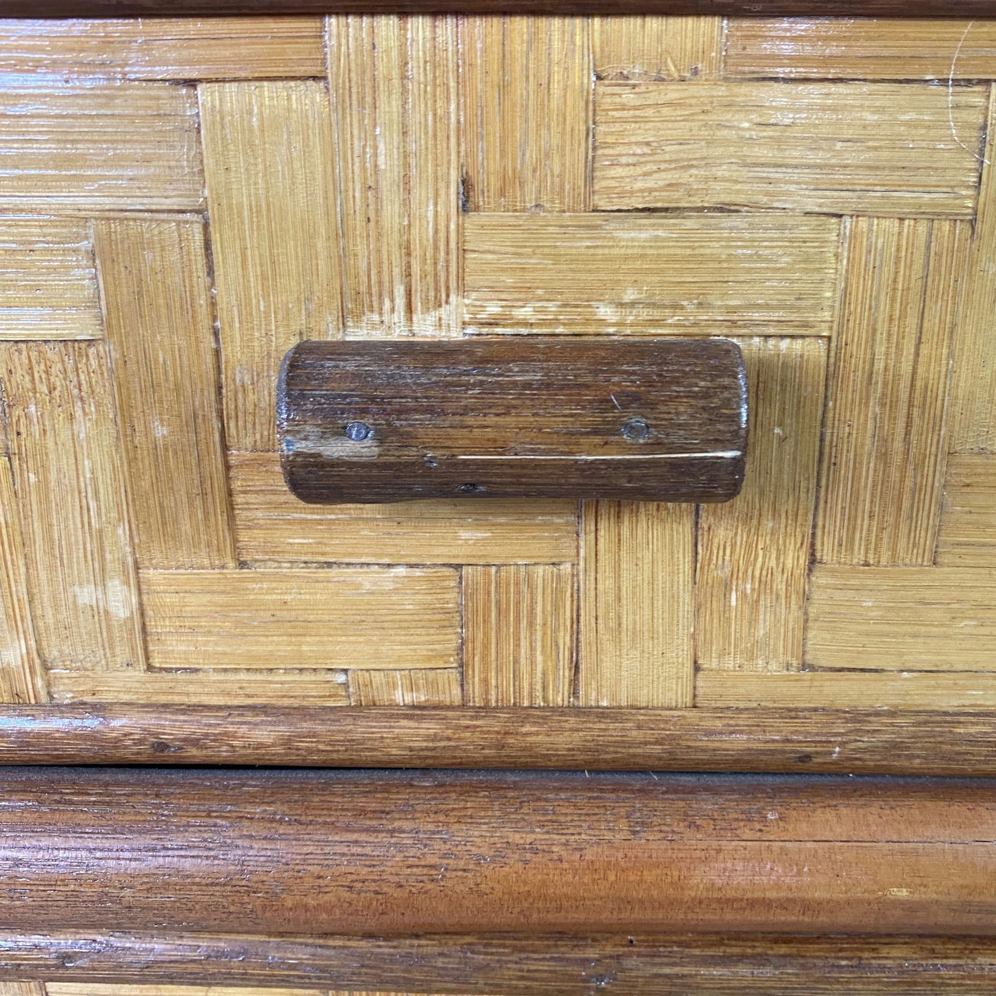 Commode en bois et rotin