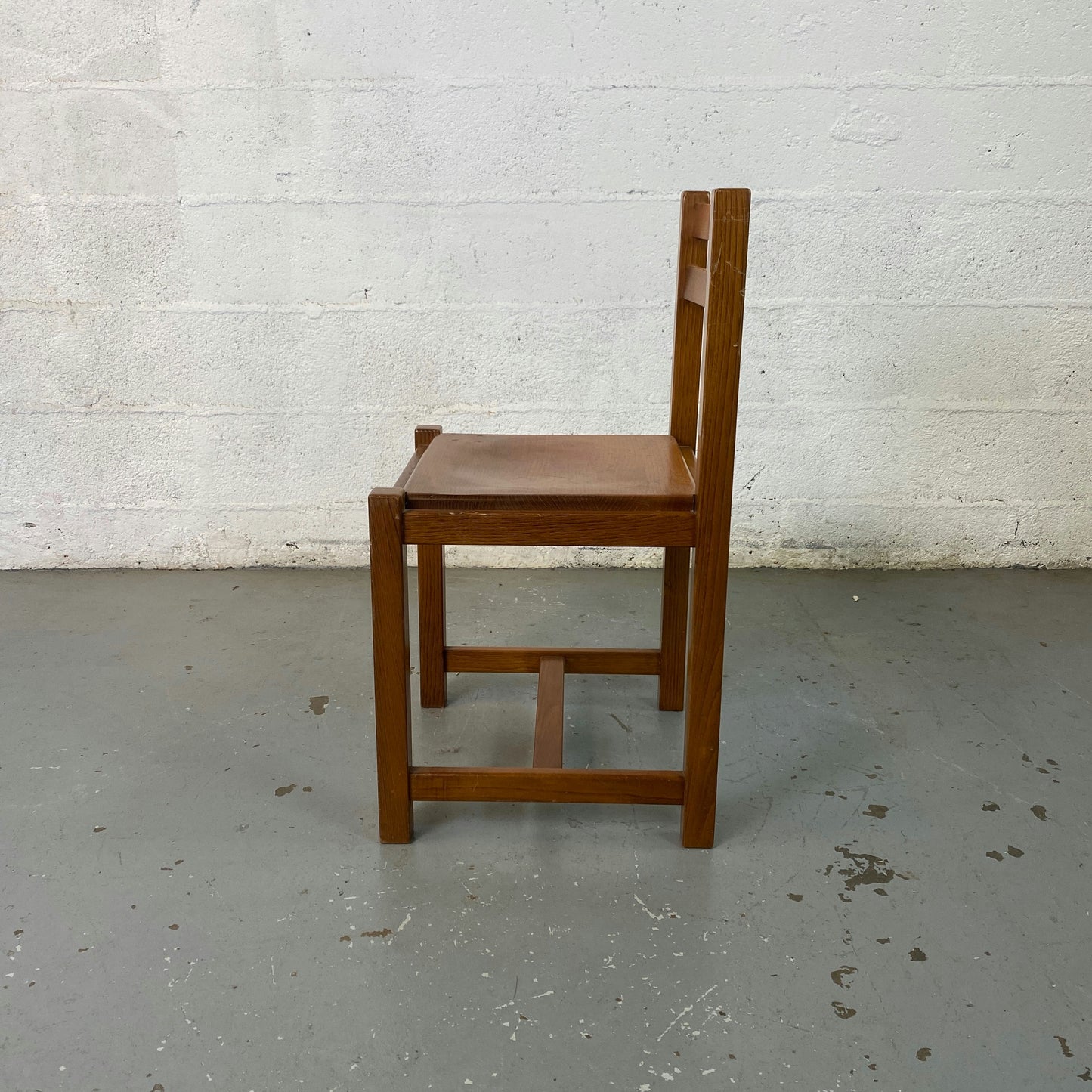 Chaise en bois massif design moderniste/brutaliste, années 70