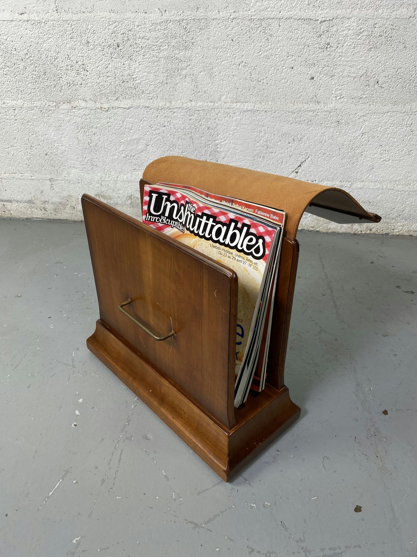 Porte revue en bois et cuir