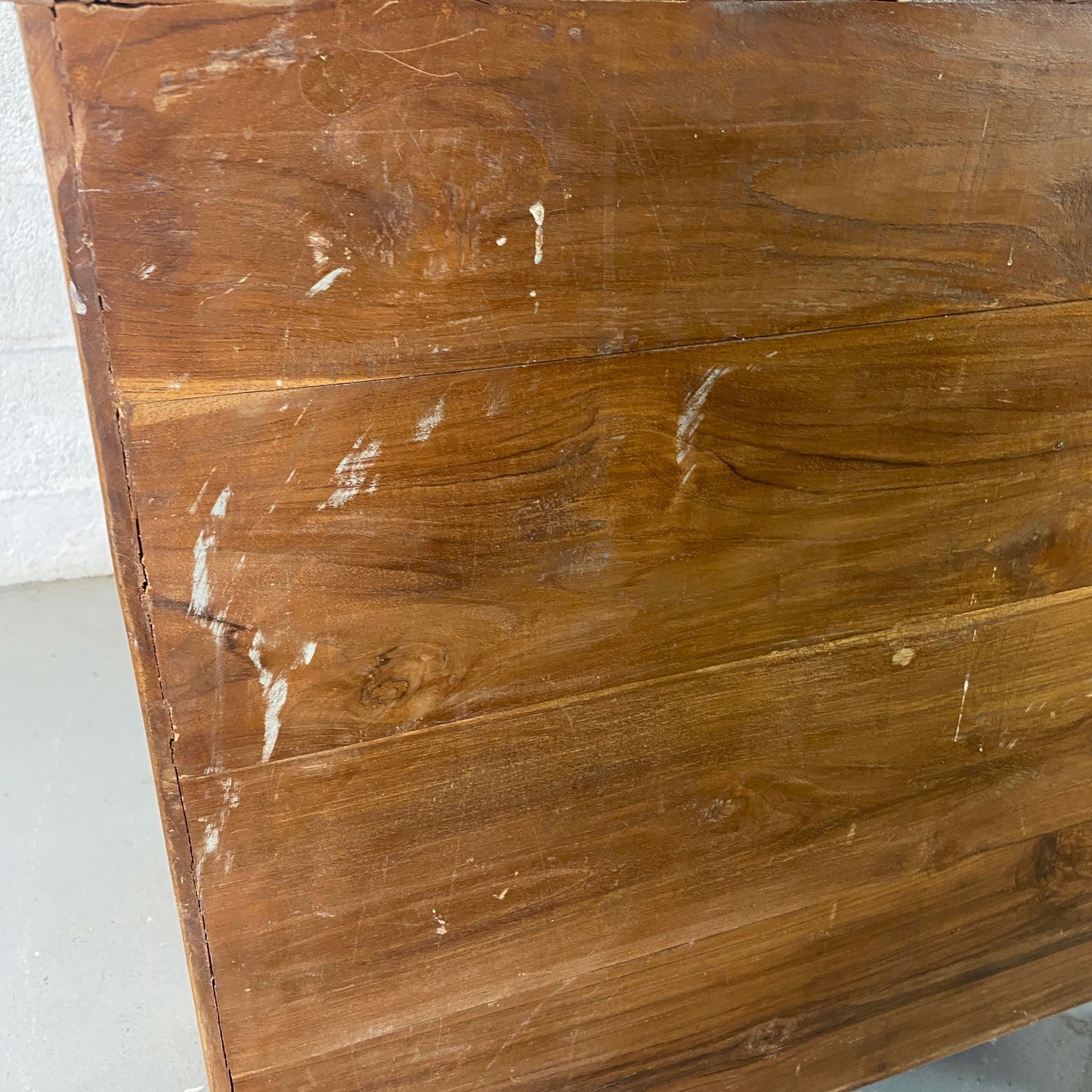 Commode bois exotique avec paniers osier