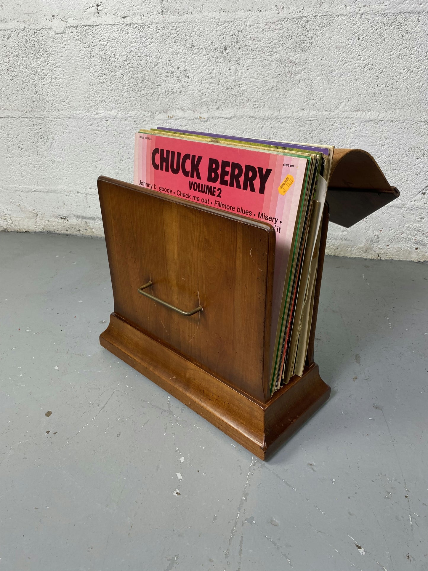 Porte revue en bois et cuir