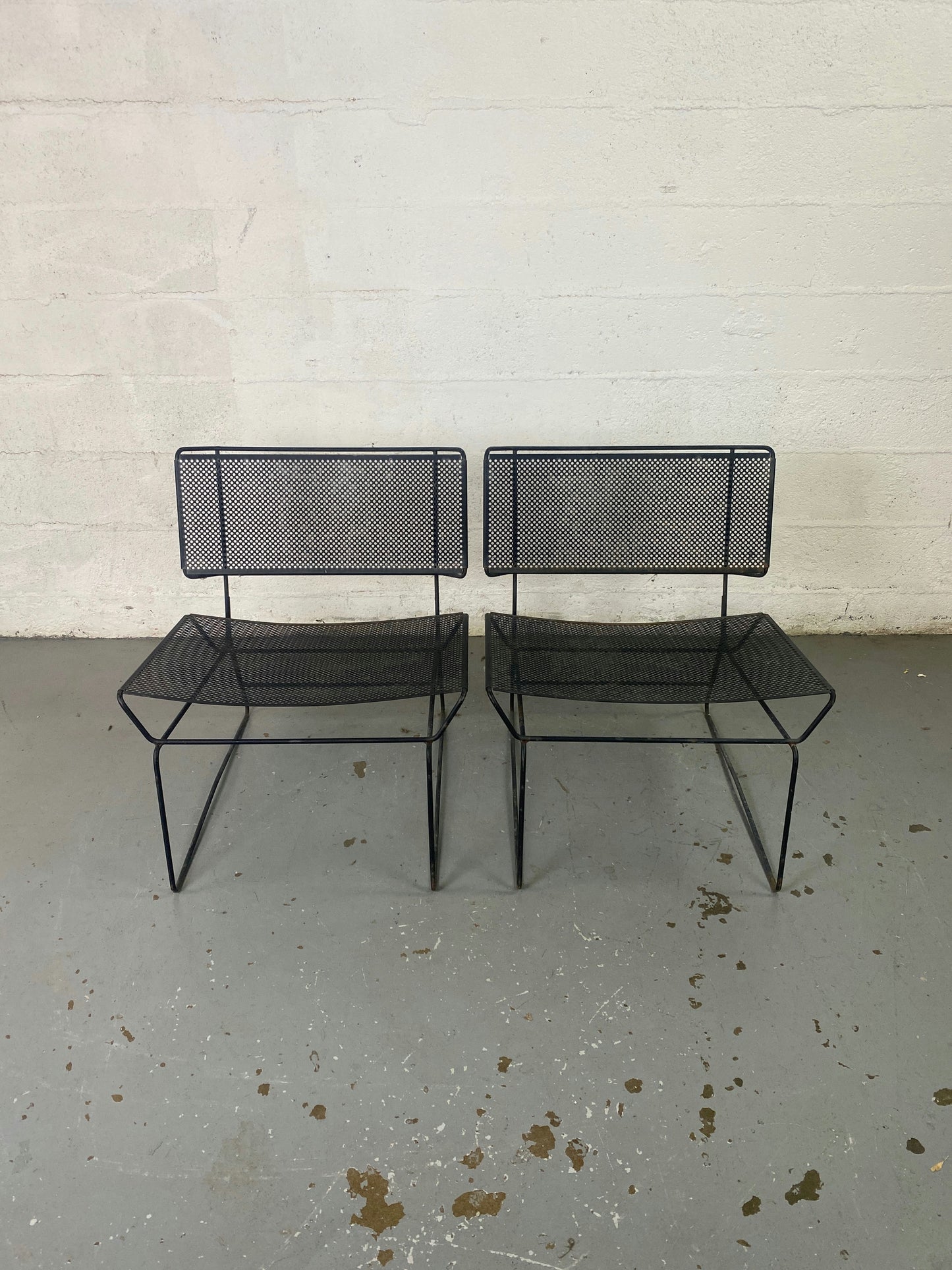 Paire de fauteuils en métal perforé collection fil par François Azambourg