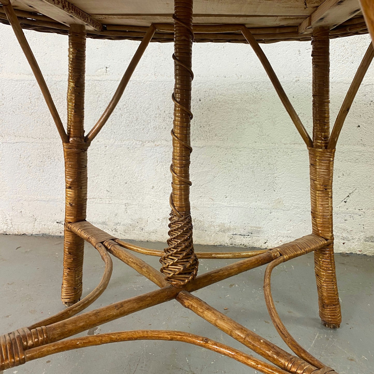 Table ronde en rotin tressé et plateau en verre