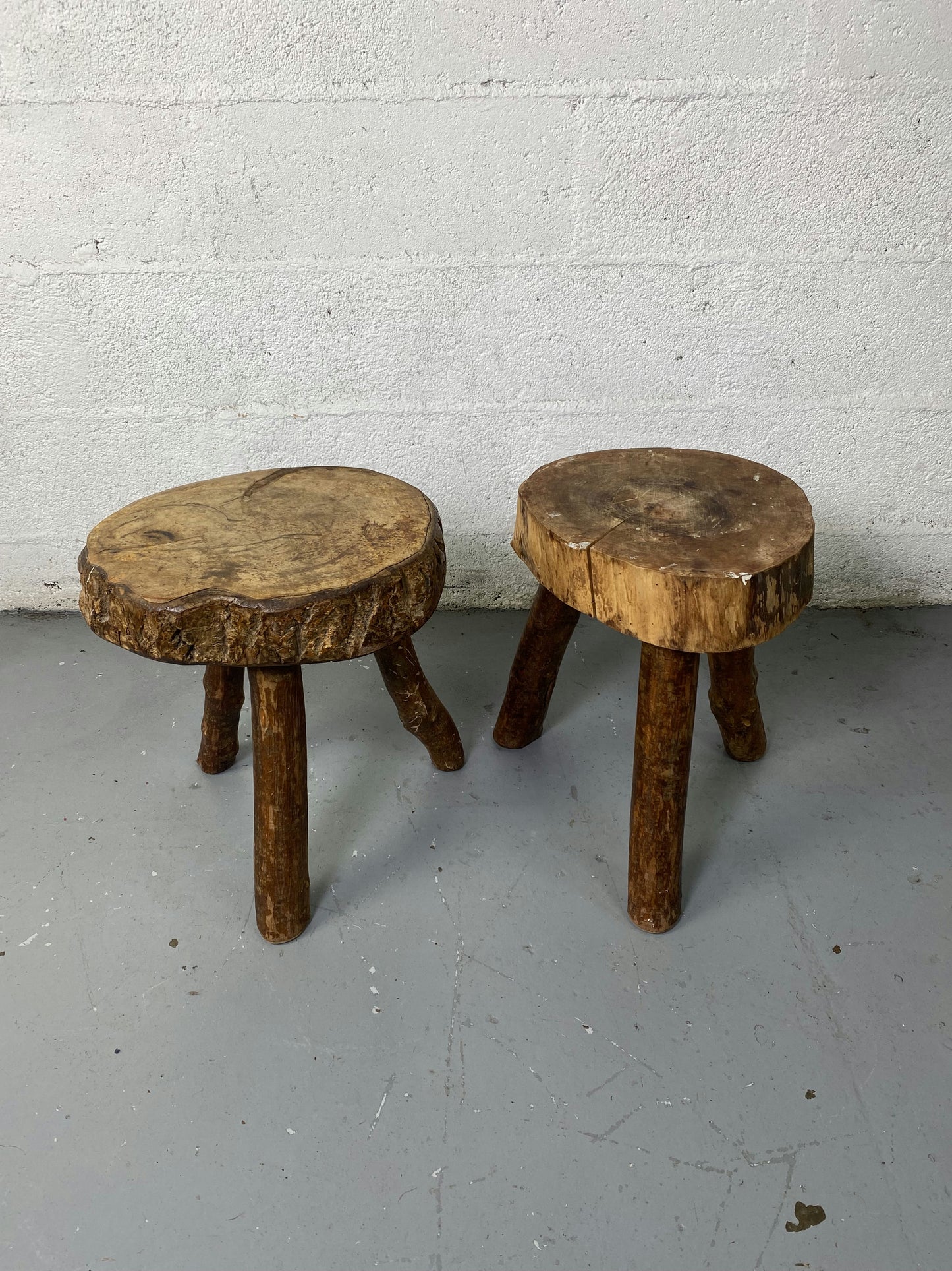 Paire de tabouret tripode en bois brut