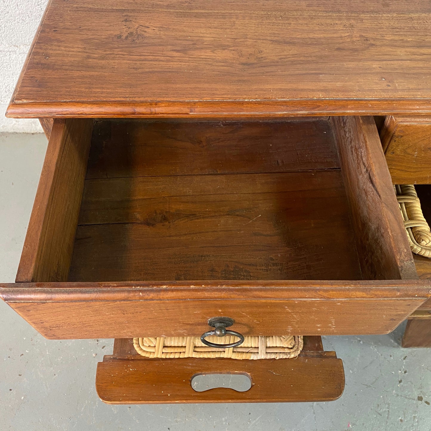Commode bois exotique avec paniers osier