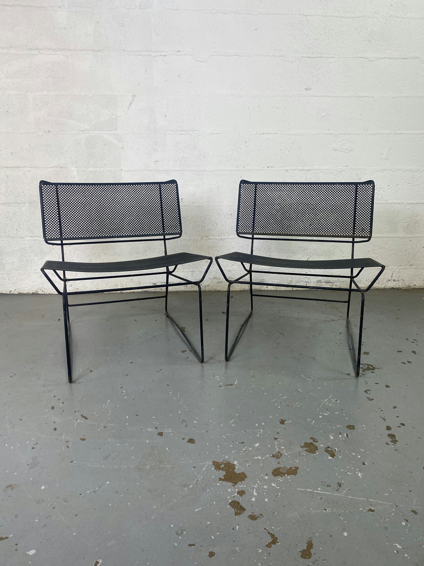 Paire de fauteuils en métal perforé collection fil par François Azambourg