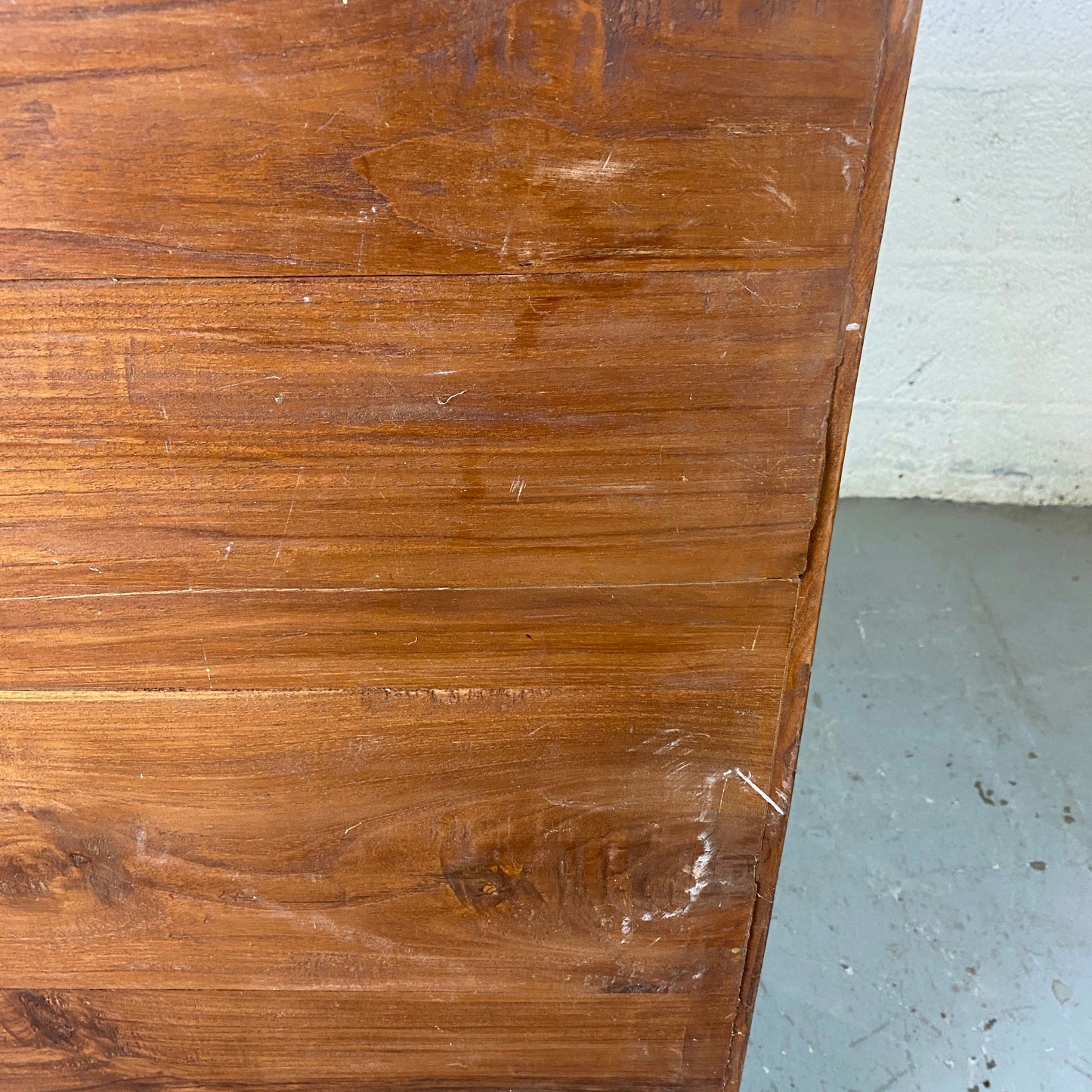Commode bois exotique avec paniers osier