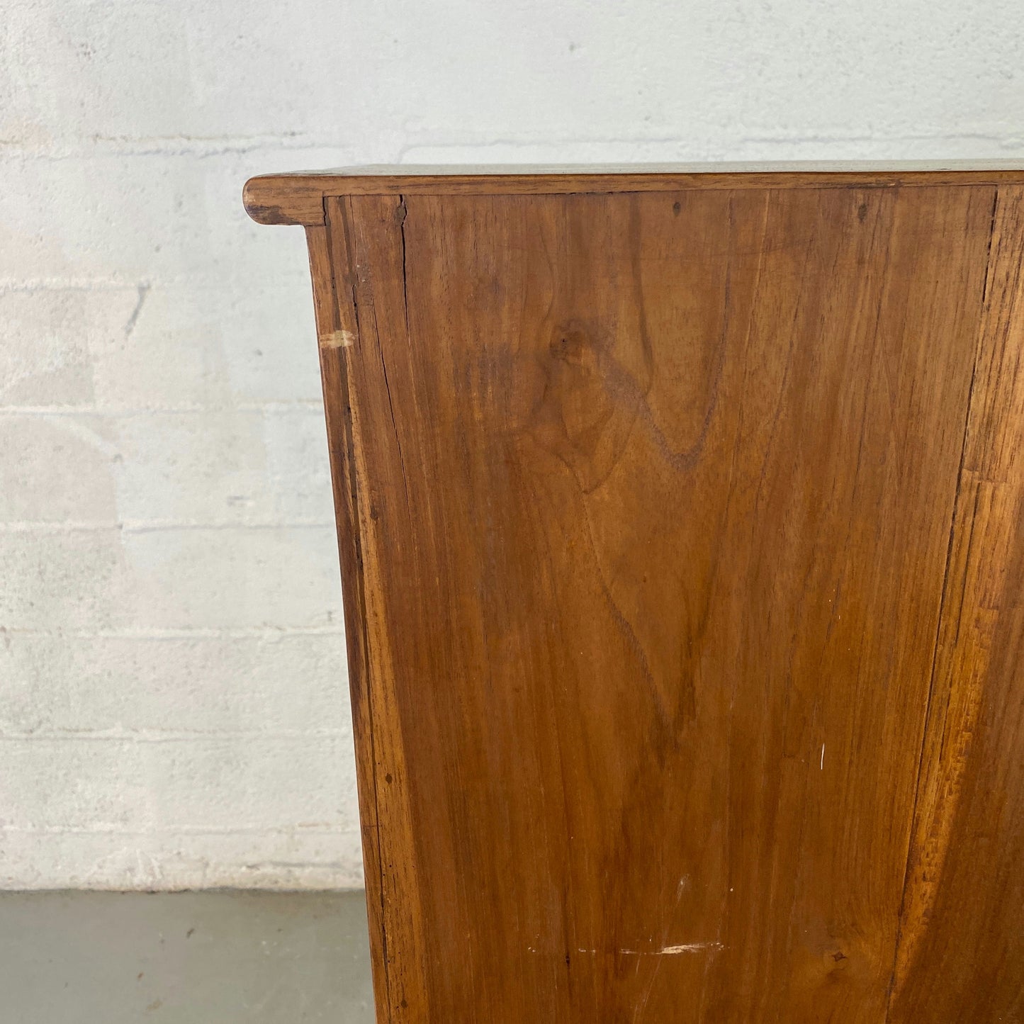 Chiffonnier en bois avec panier
